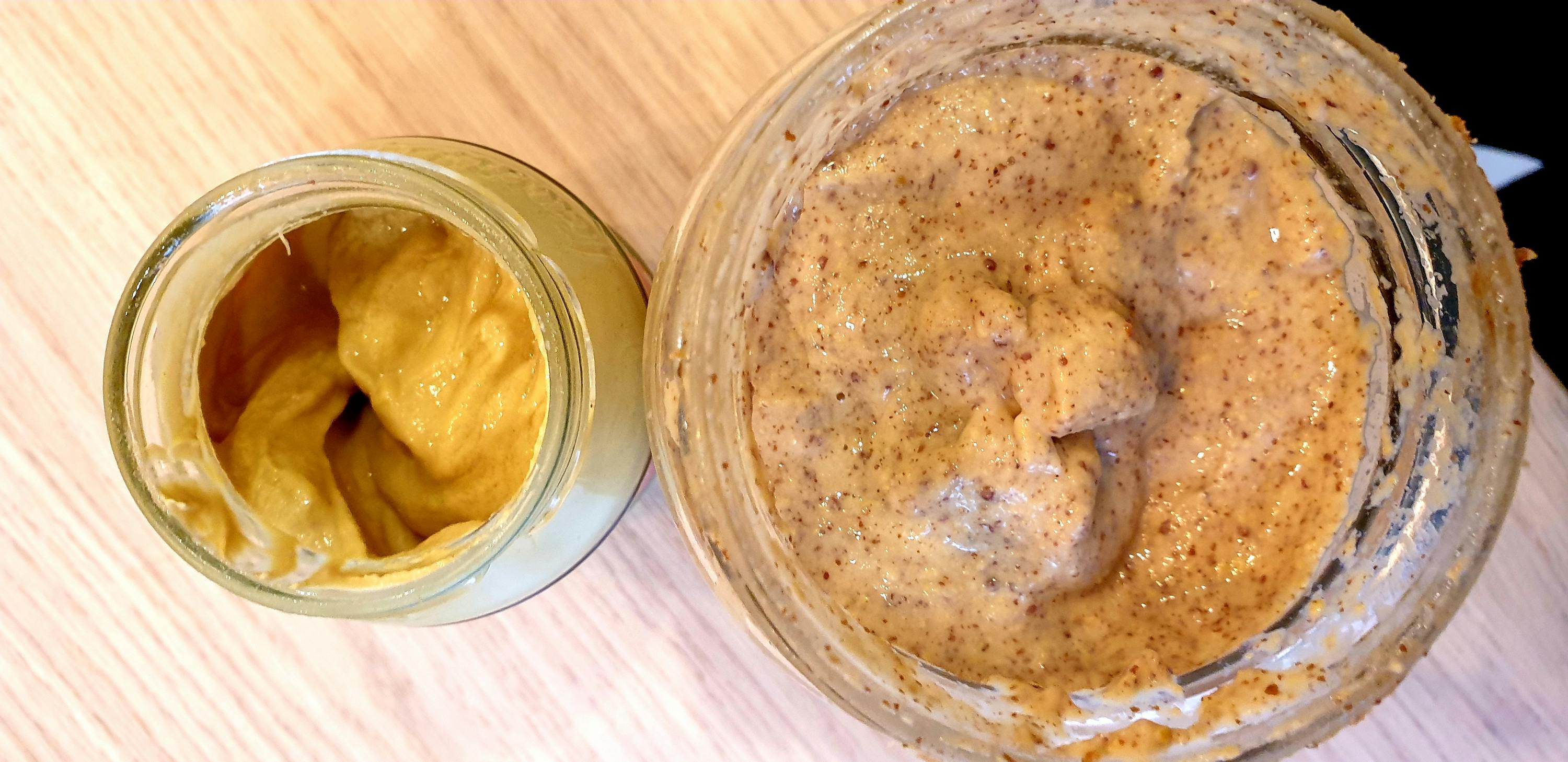 deux bocaux de beurre d' arachide sur une table