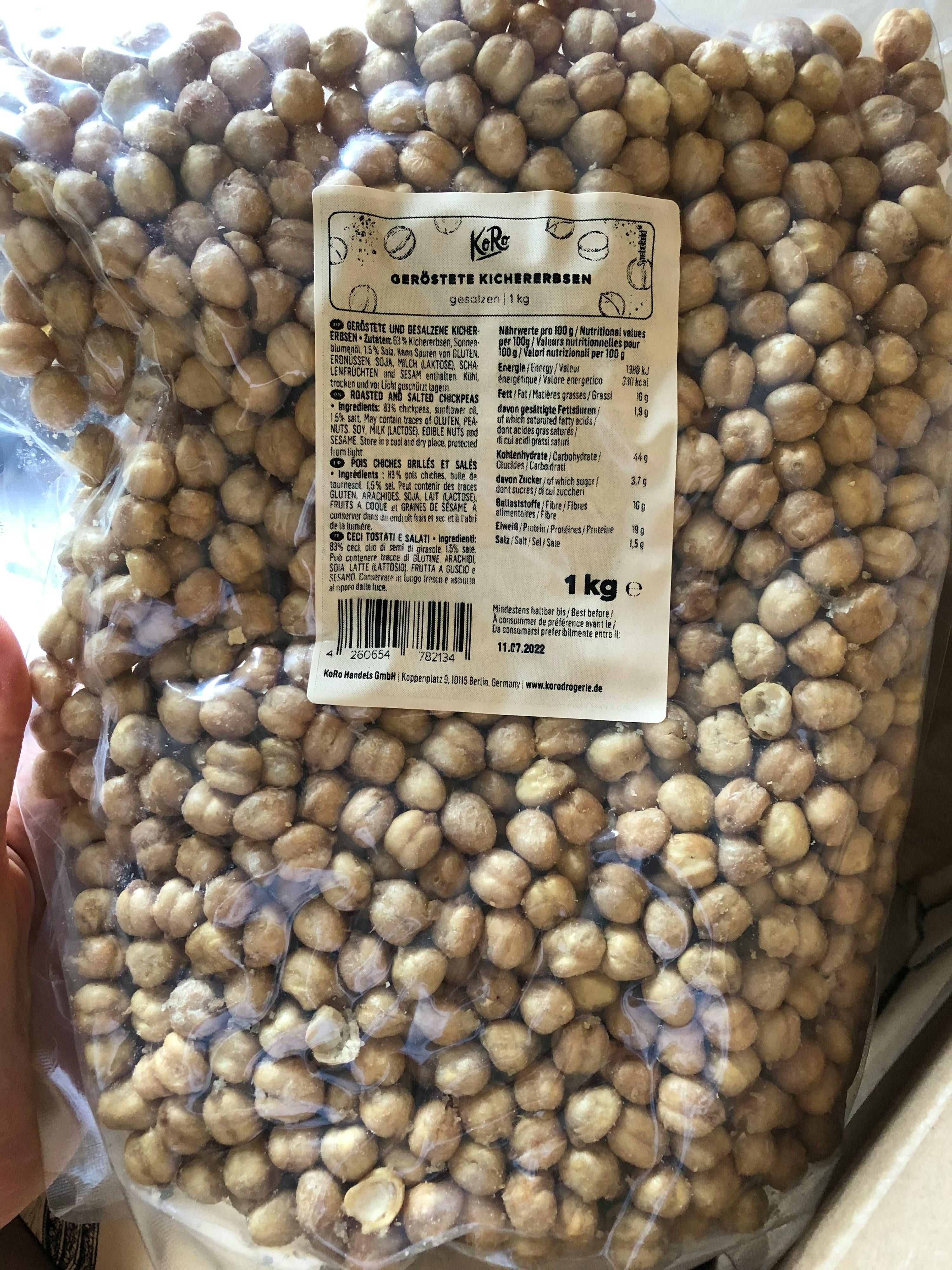 una persona tiene in mano un sacchetto di ceci con una etichetta che dice 1 kg