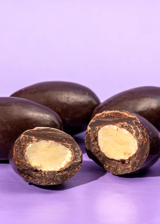 un morceau de chocolat avec une amande à l' intérieur