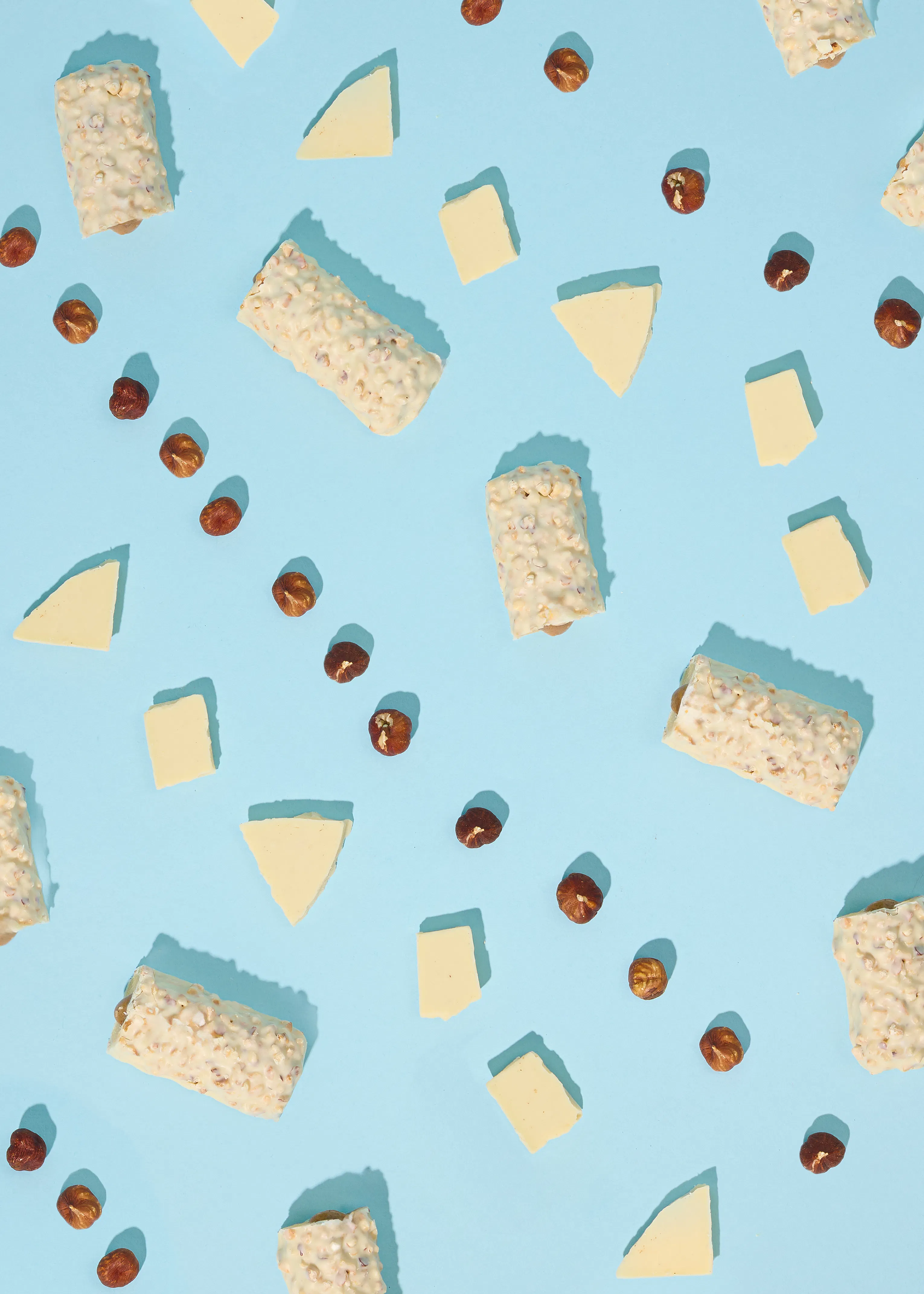 un motif de barres de céréales et de raisins sur un fond bleu