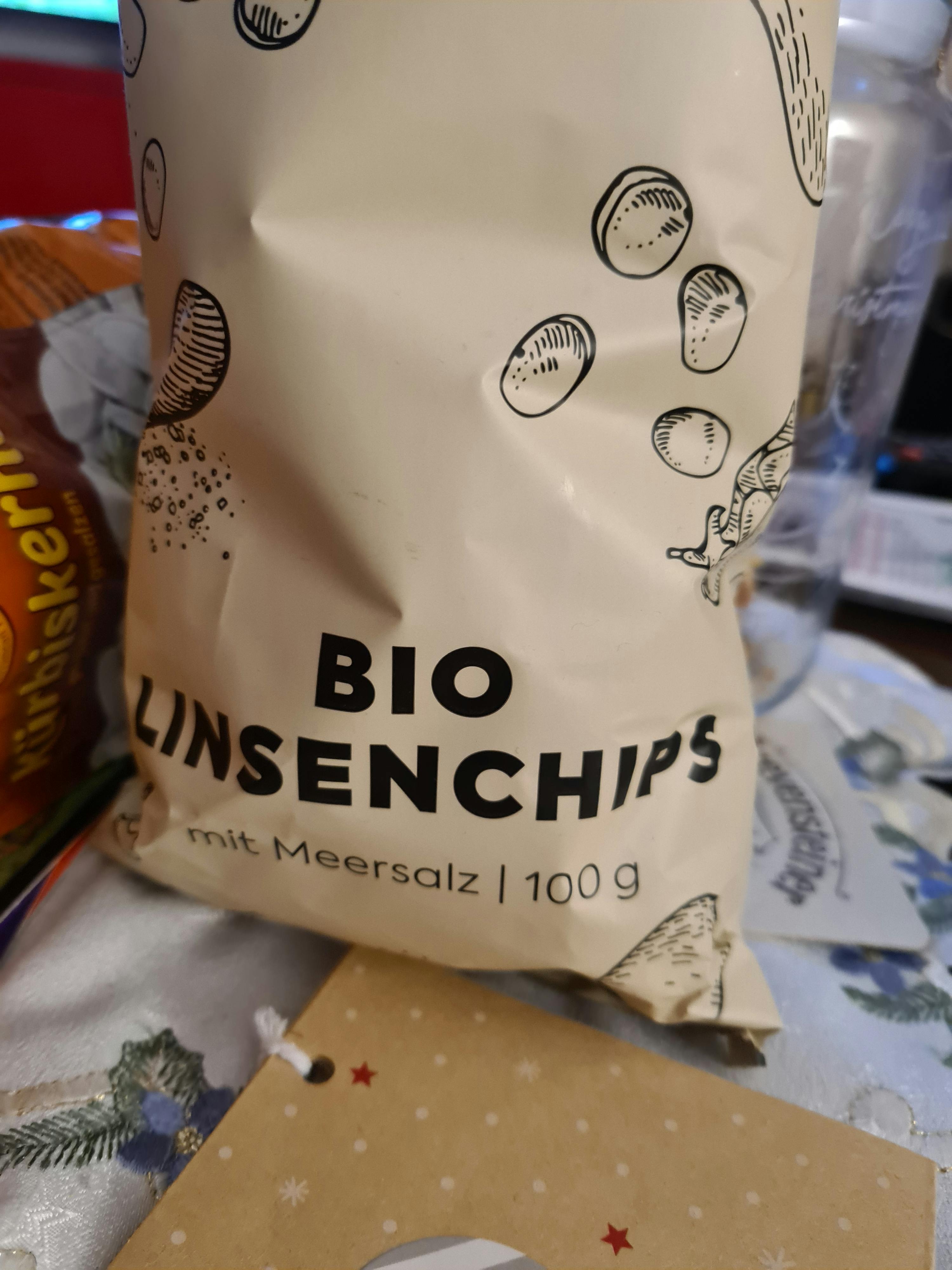 eine Tüte Linsenchips mit Meersalz liegt auf einem Tisch