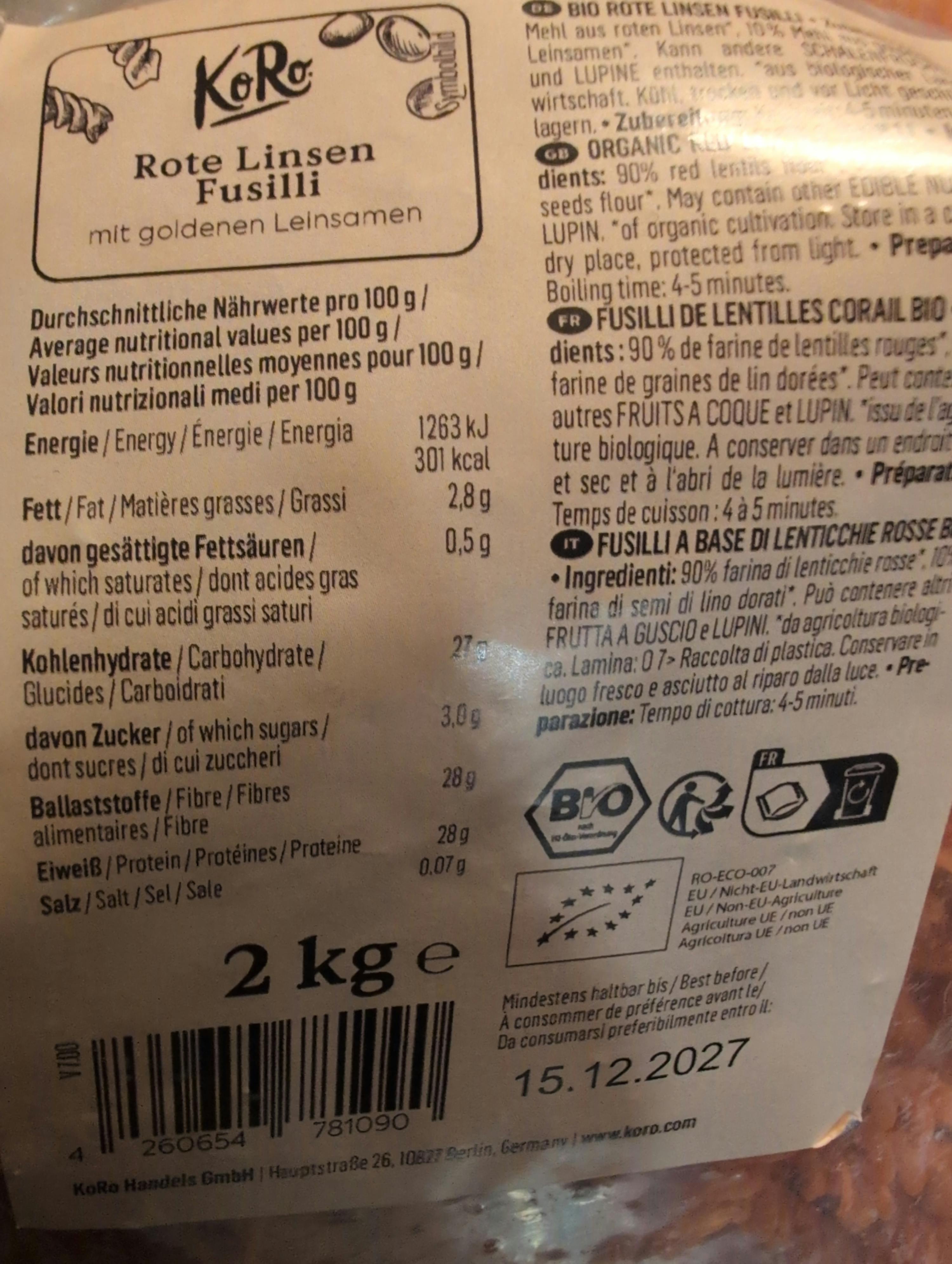 eine nahaufnahme einer 2 kg packung koro rote linsen fusilli mit nährwertangaben, zutaten, bio-siegel und dem haltbarkeitsdatum 15.12.2027.