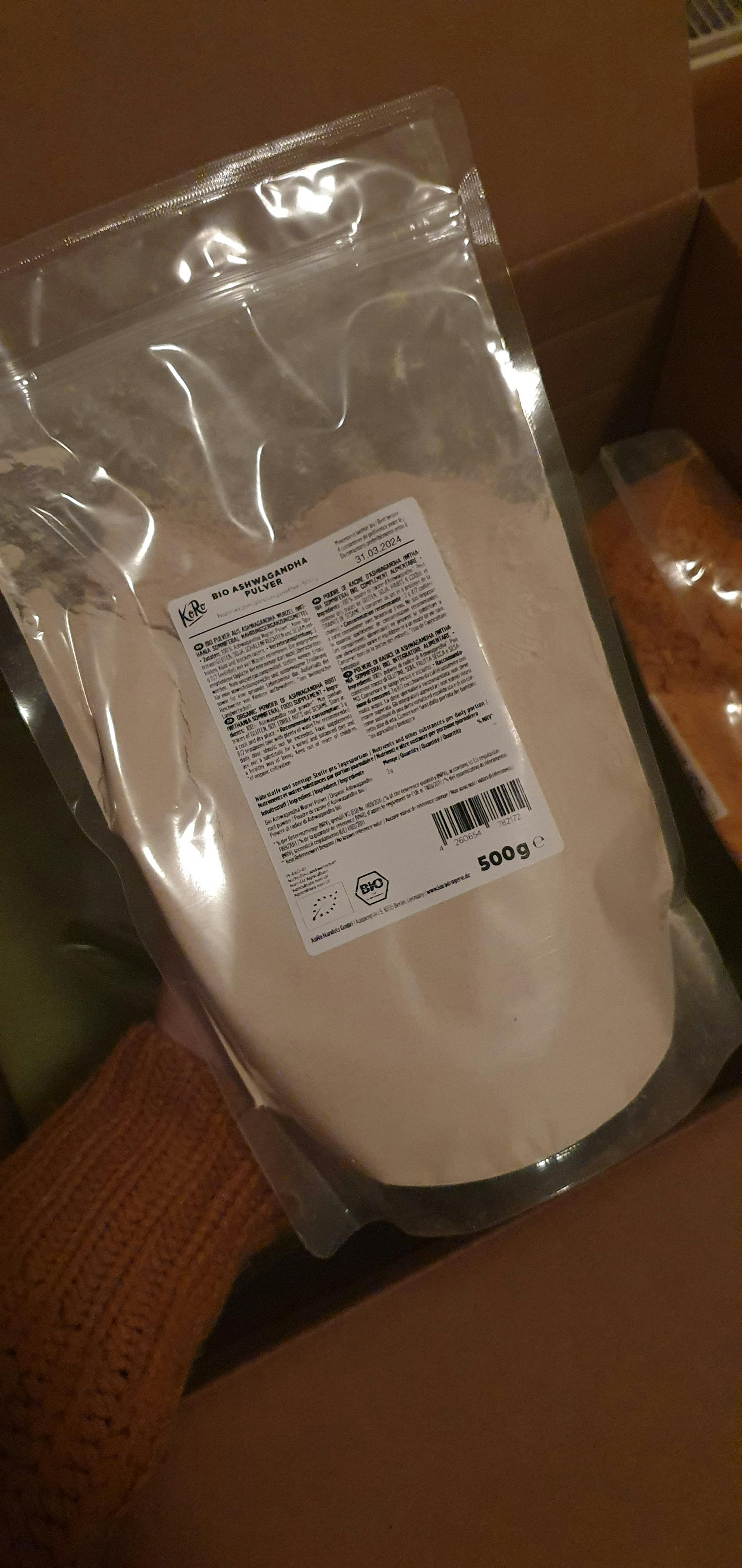 una persona tiene in mano un sacchetto di farina bianca