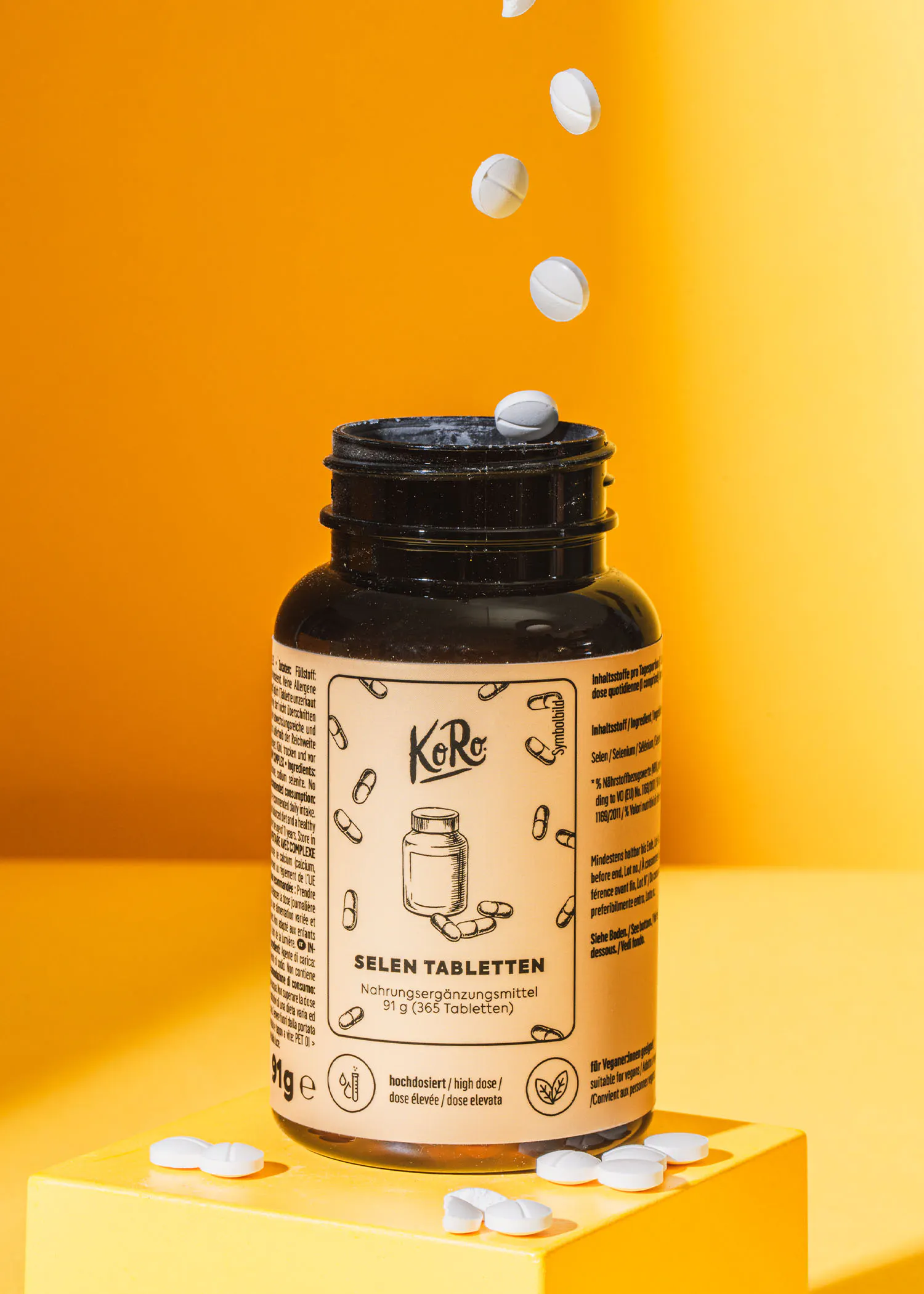 une bouteille de tablettes de selen avec des pilules tombant d' elle