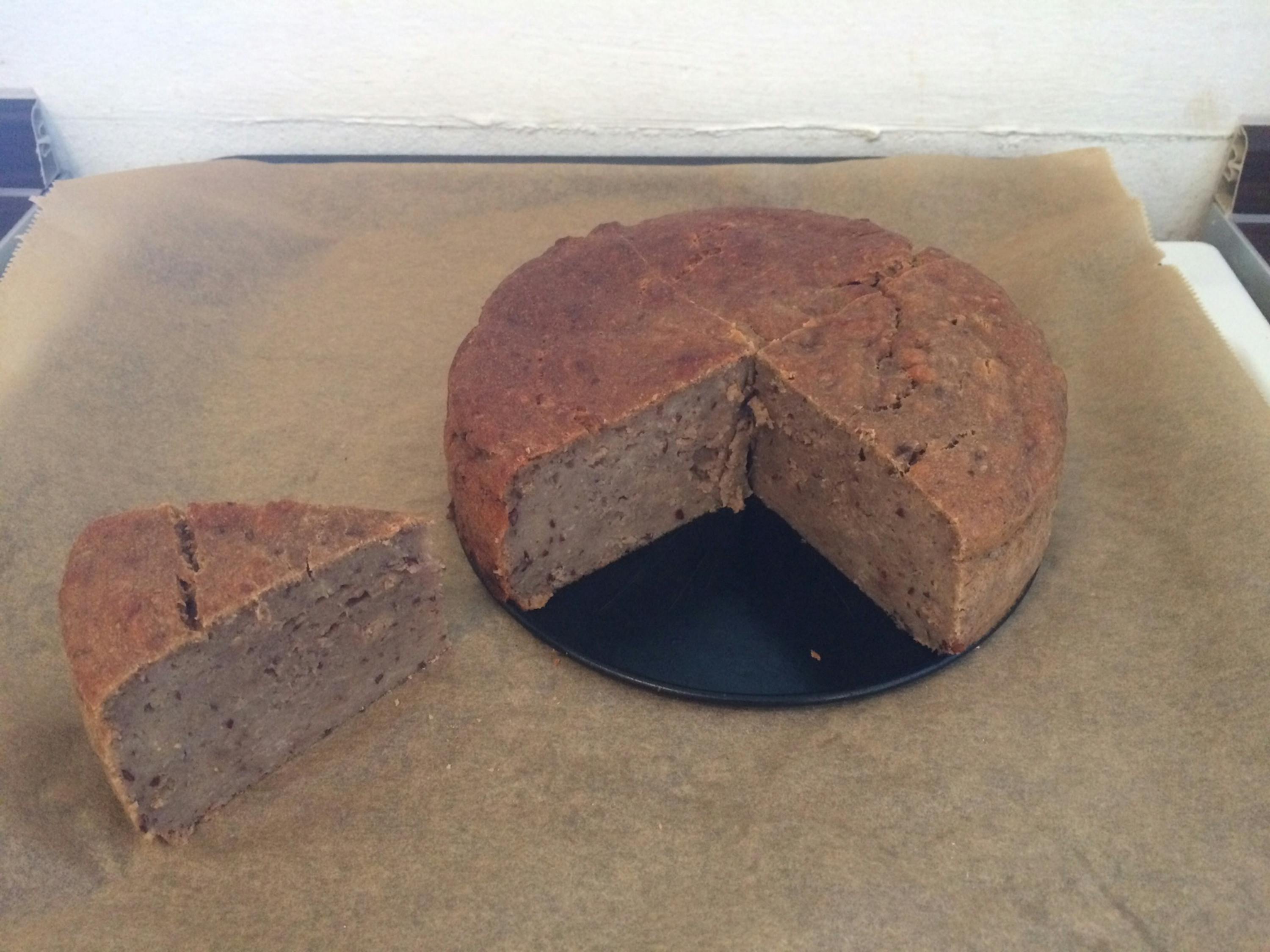 un gâteau avec une tranche coupée dessus