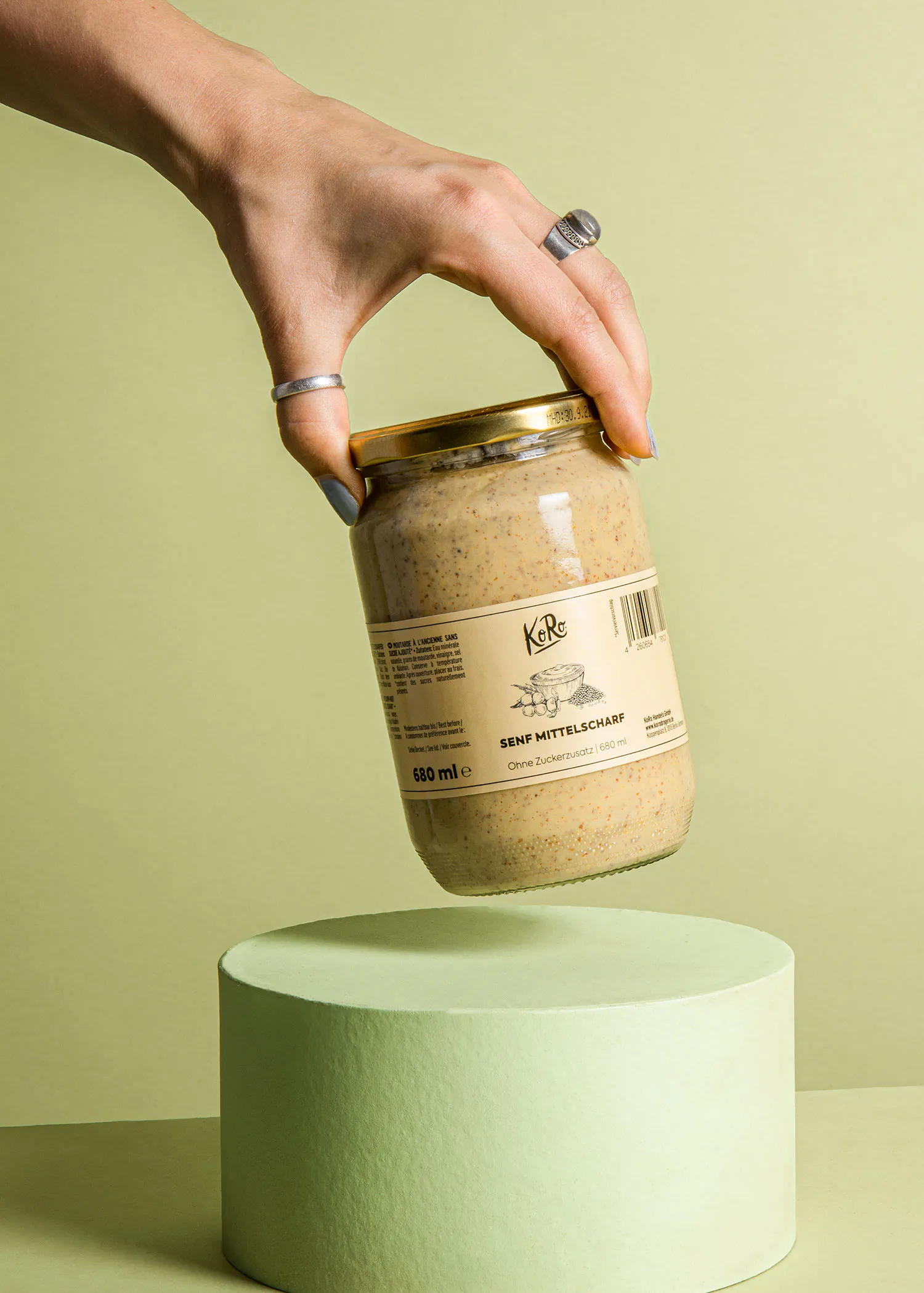 une main tient un bocal en verre avec une étiquette sur laquelle est écrit " kern "