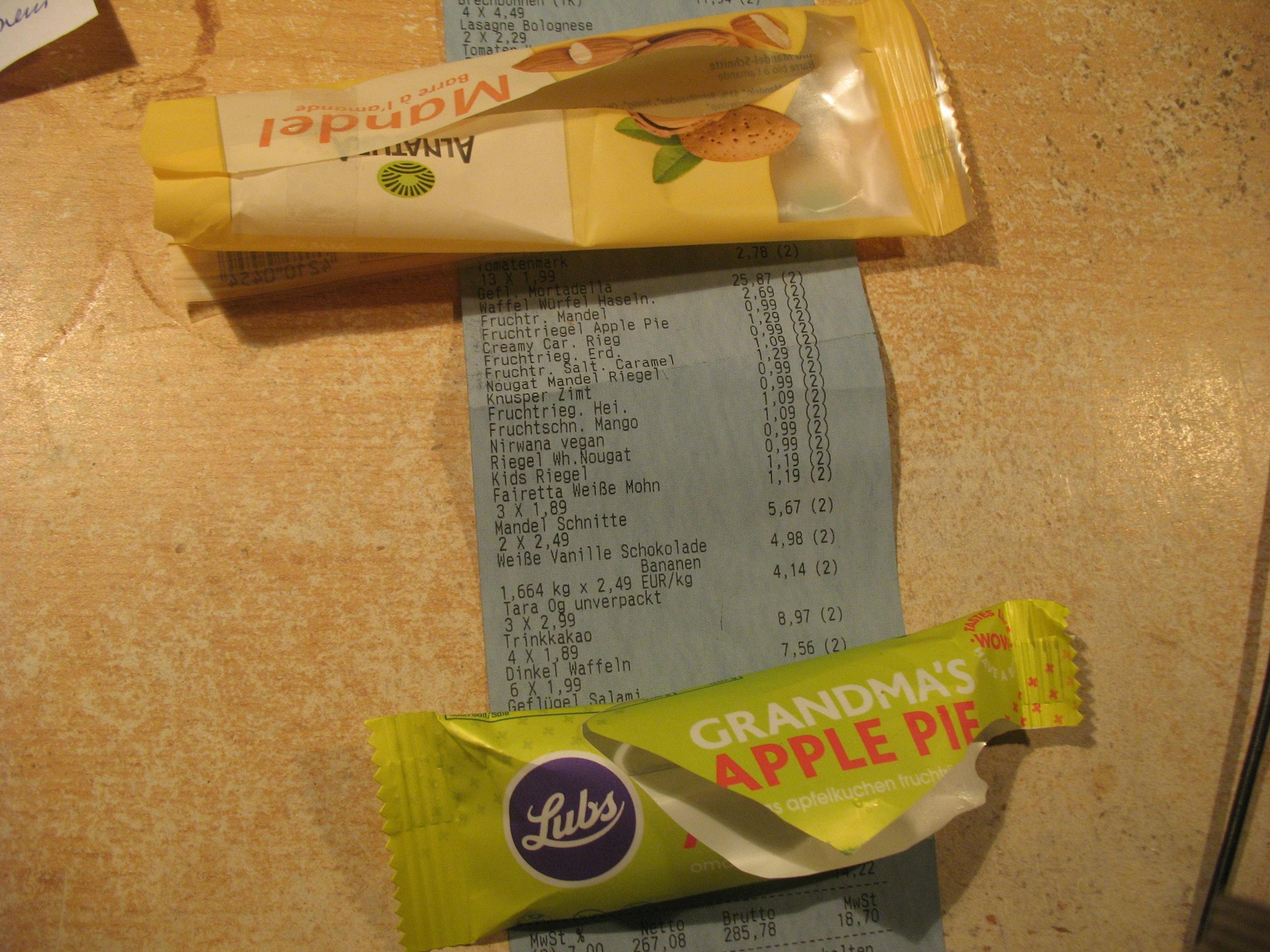 ein großvaters Apfelkuchenriegel liegt neben einem Einkaufsbeleg