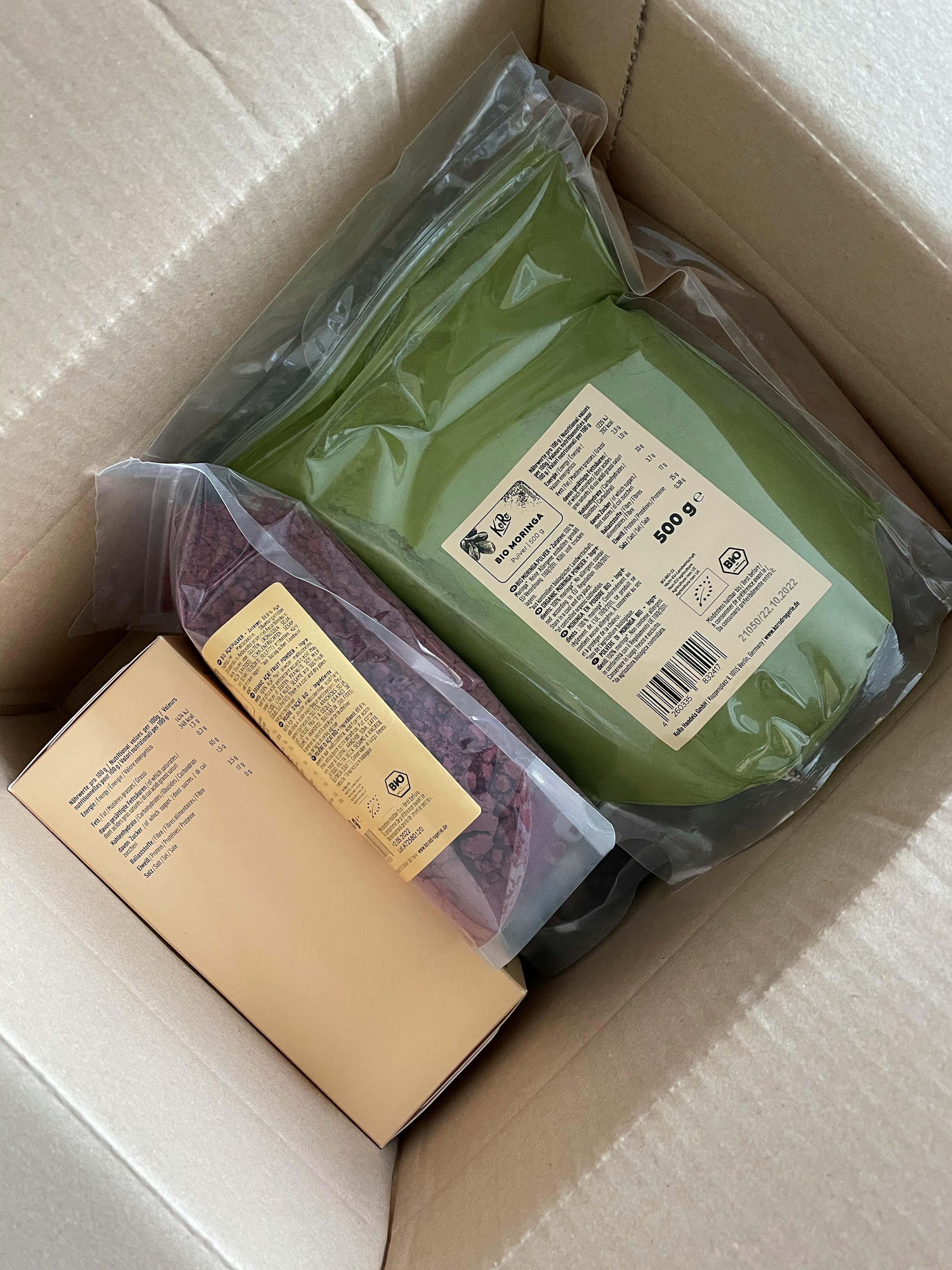 une boîte en carton remplie de trois sacs de nourriture