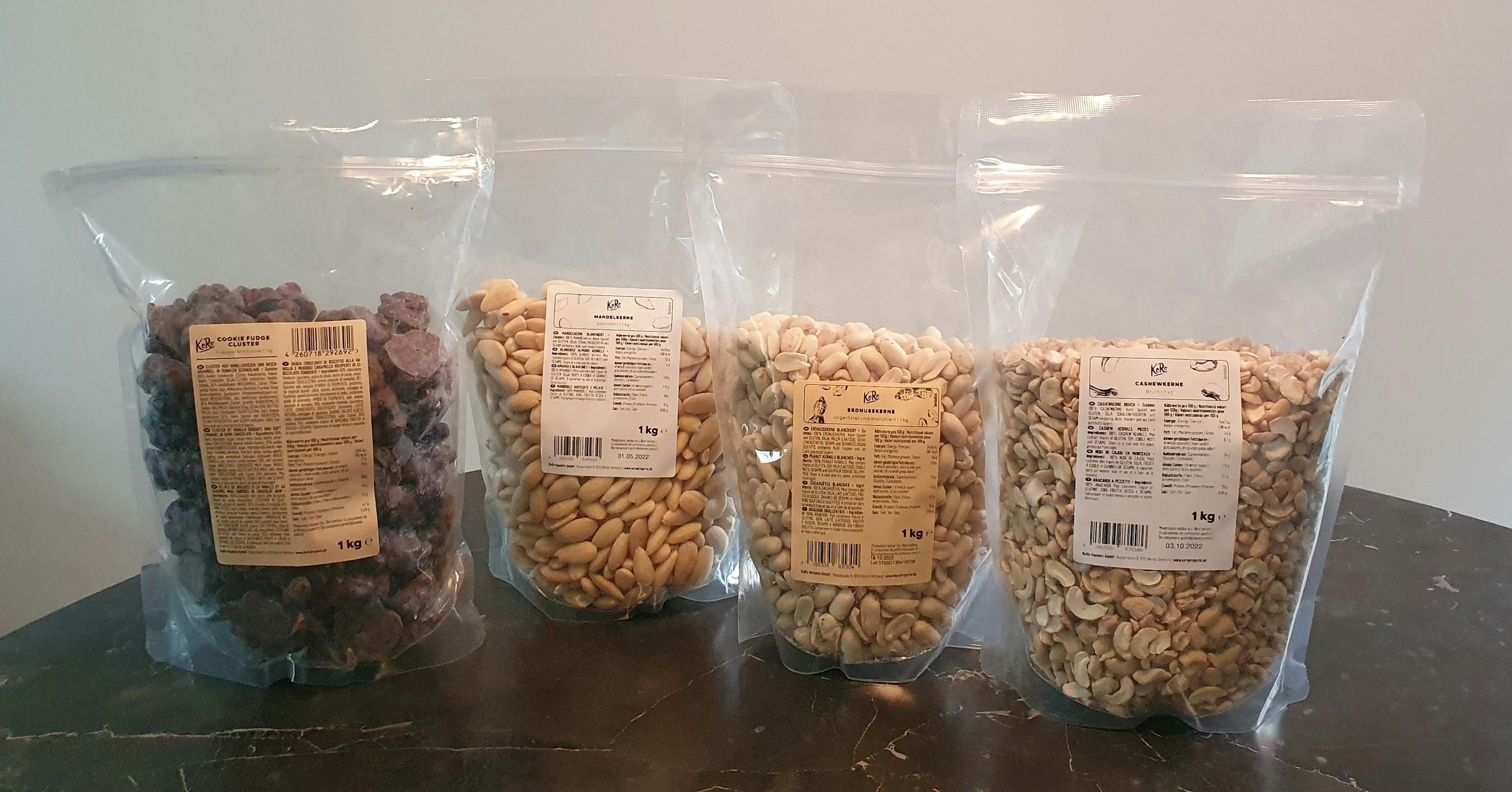 quatre sacs de cacahuètes sont assis sur une table