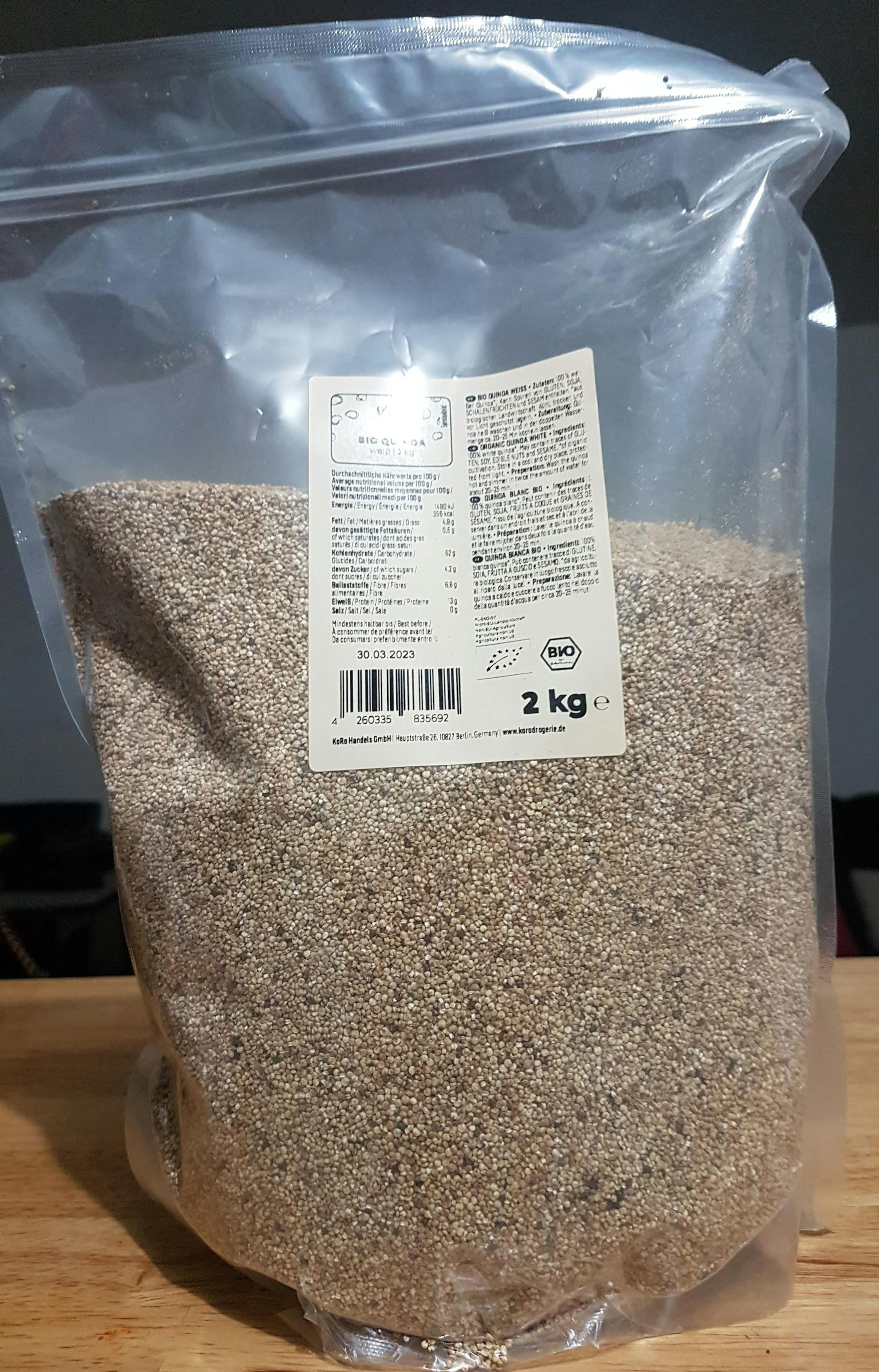 a bag of grains that says 2 kg on it