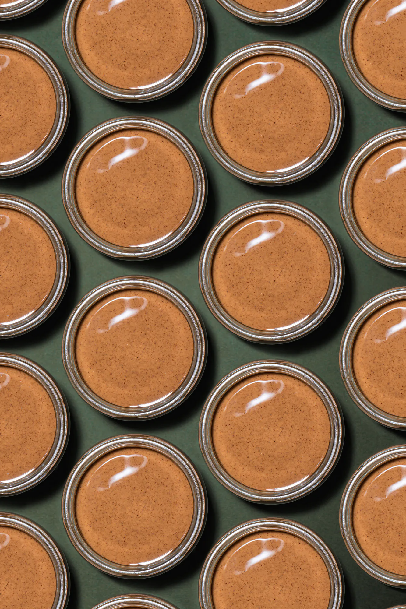 ein nahtloses Muster aus braunen Tellern auf einem grünen Tisch