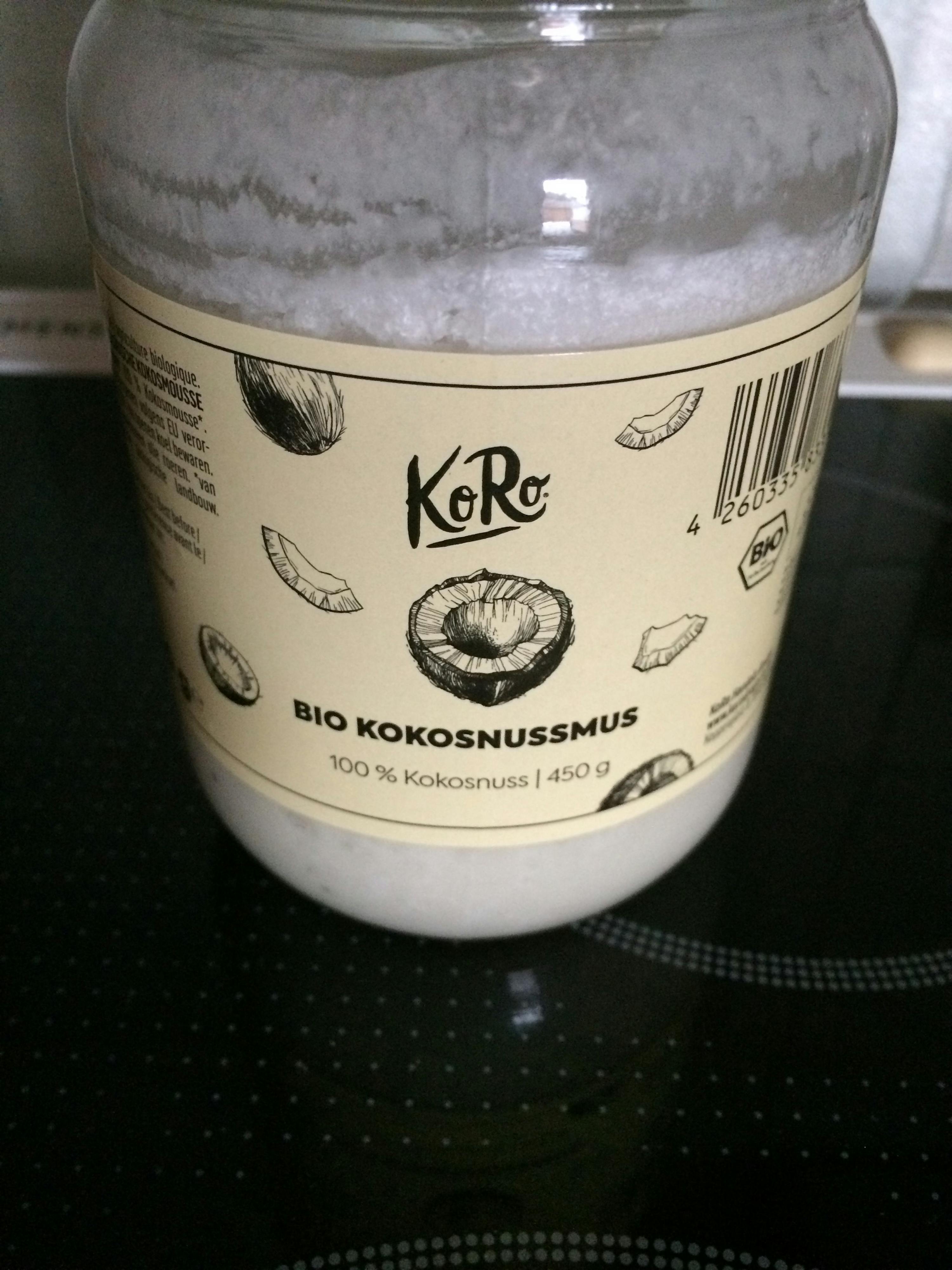 ein Glas kokosnussmus steht auf einem Herd