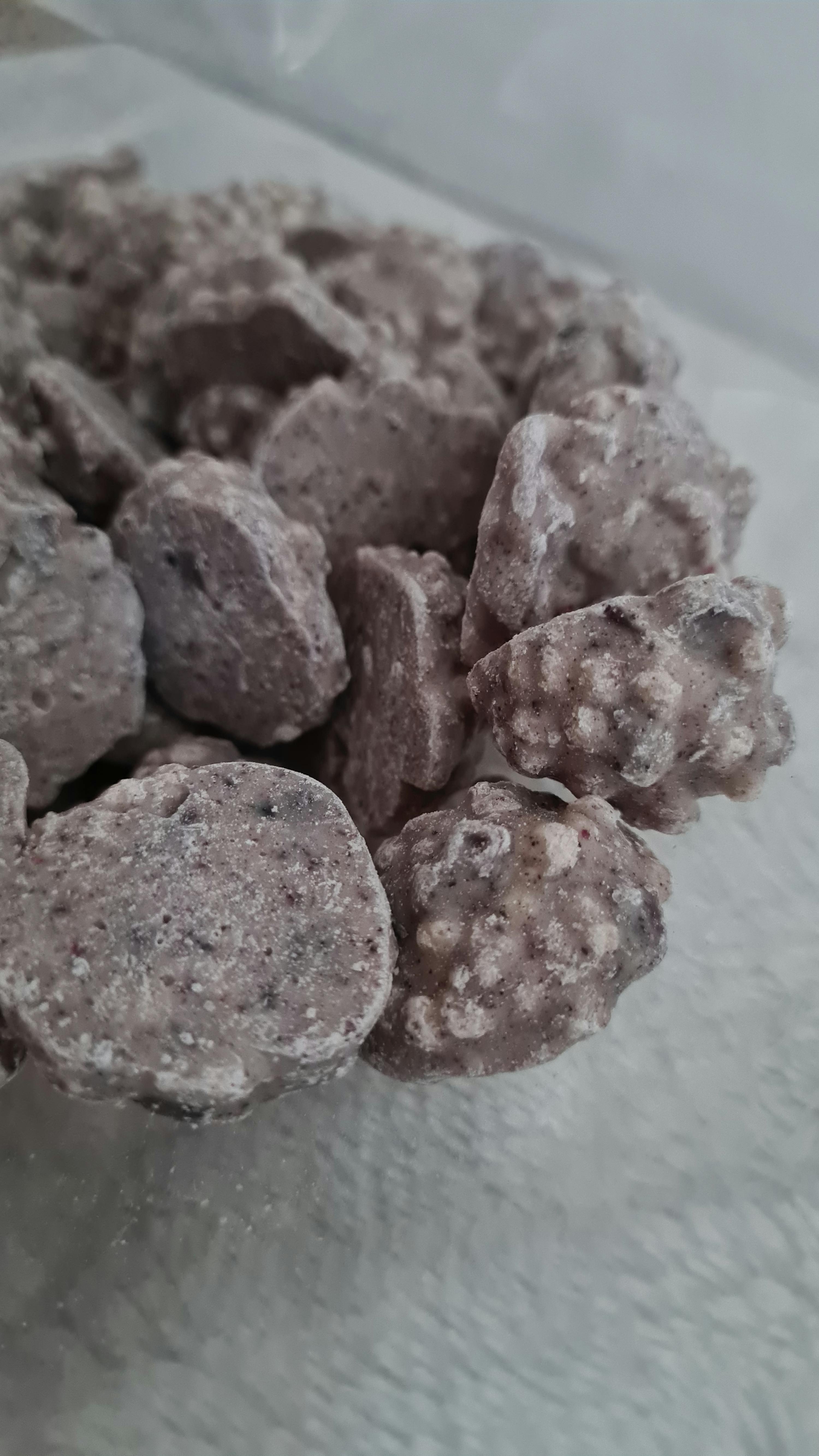 eine Nahaufnahme eines Haufens Schokoladenchips