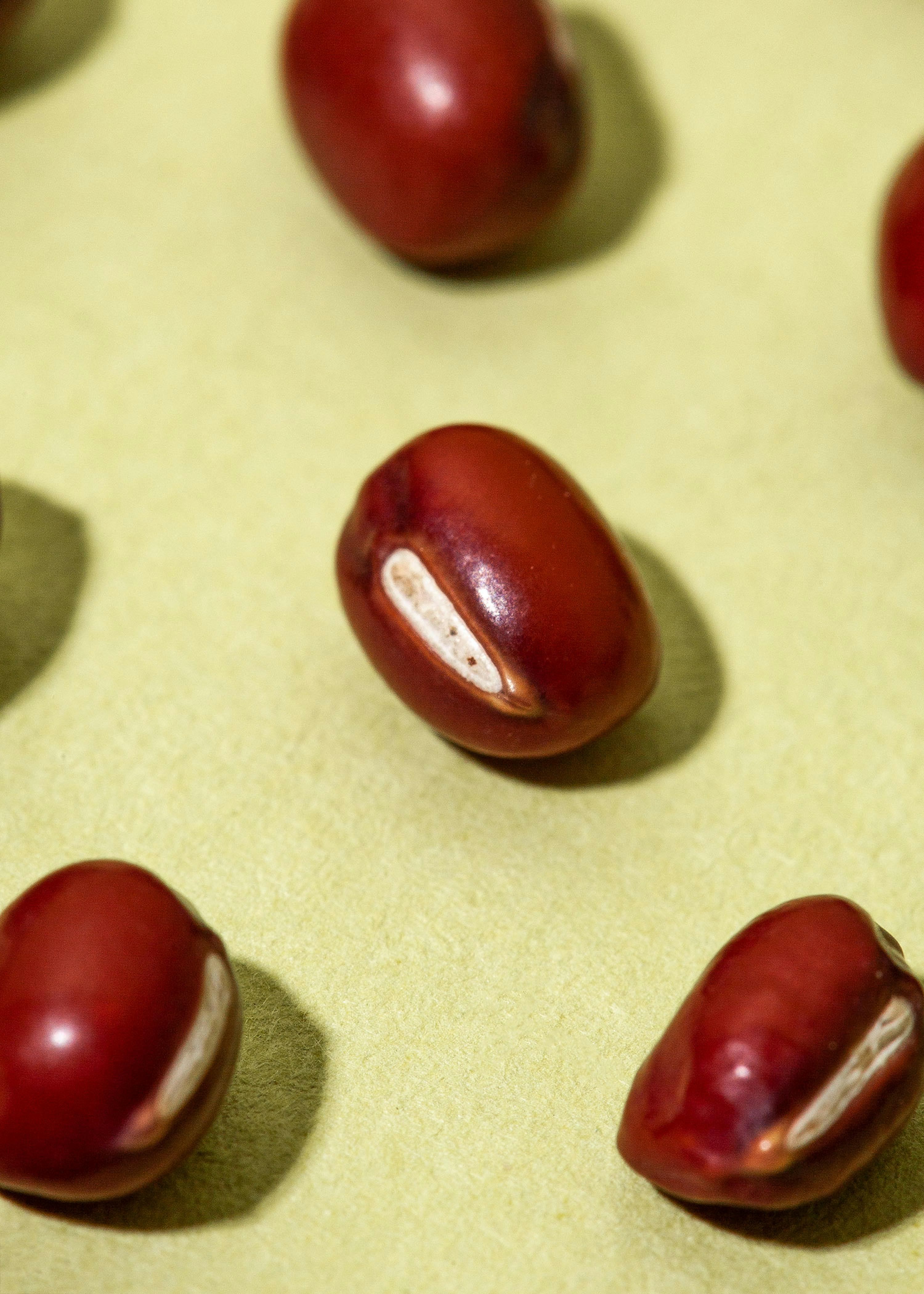 eine Gruppe von roten Bohnen , die auf einem Tisch liegen