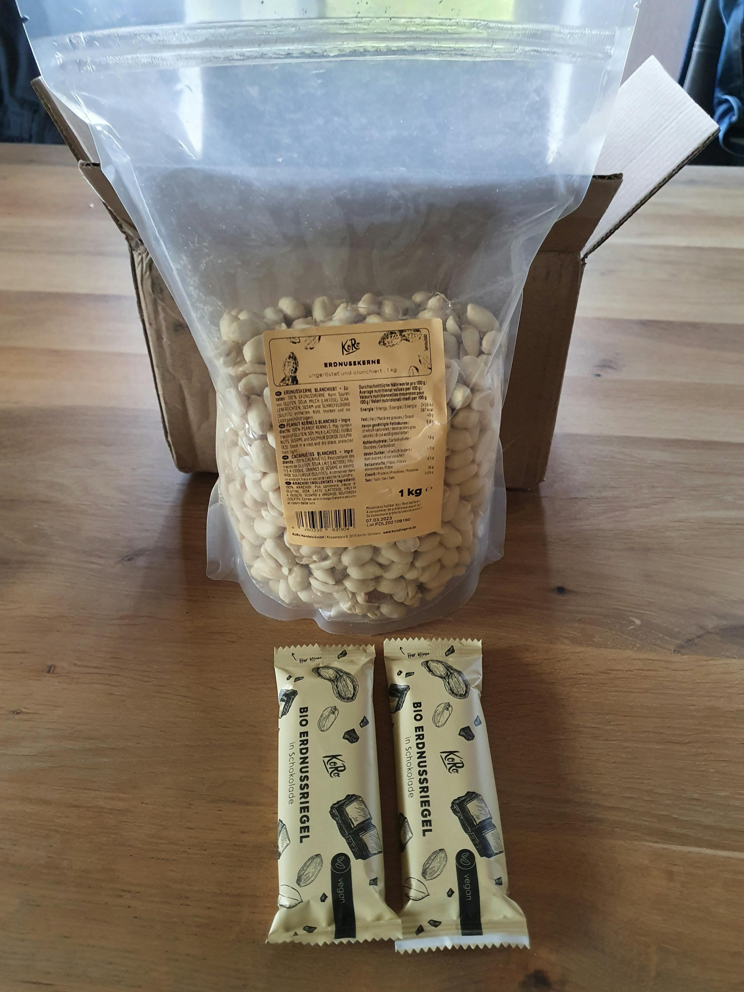 eine Tüte Erdnussriegel neben einer Tüte Erdnussriegel