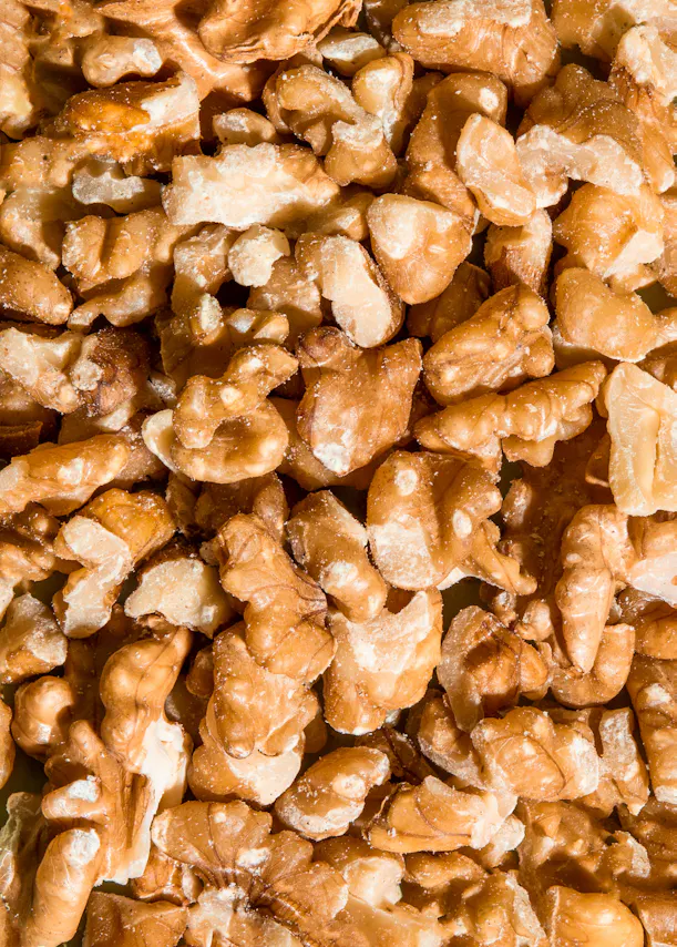 un gros plan d' un tas de noix entières