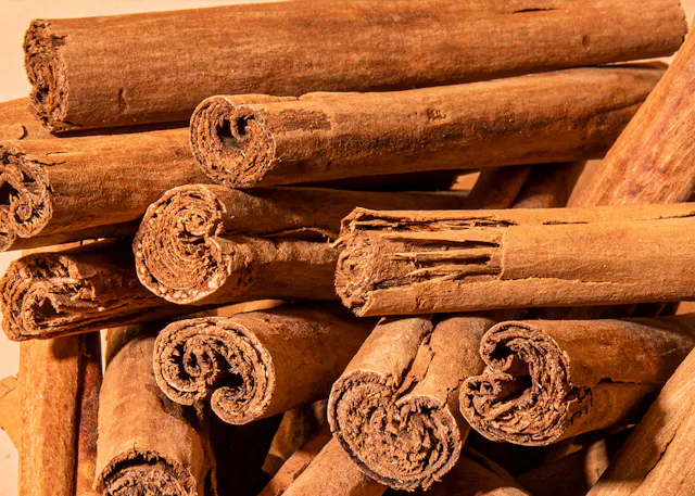ein Haufen Zimtstangen auf einem Tisch