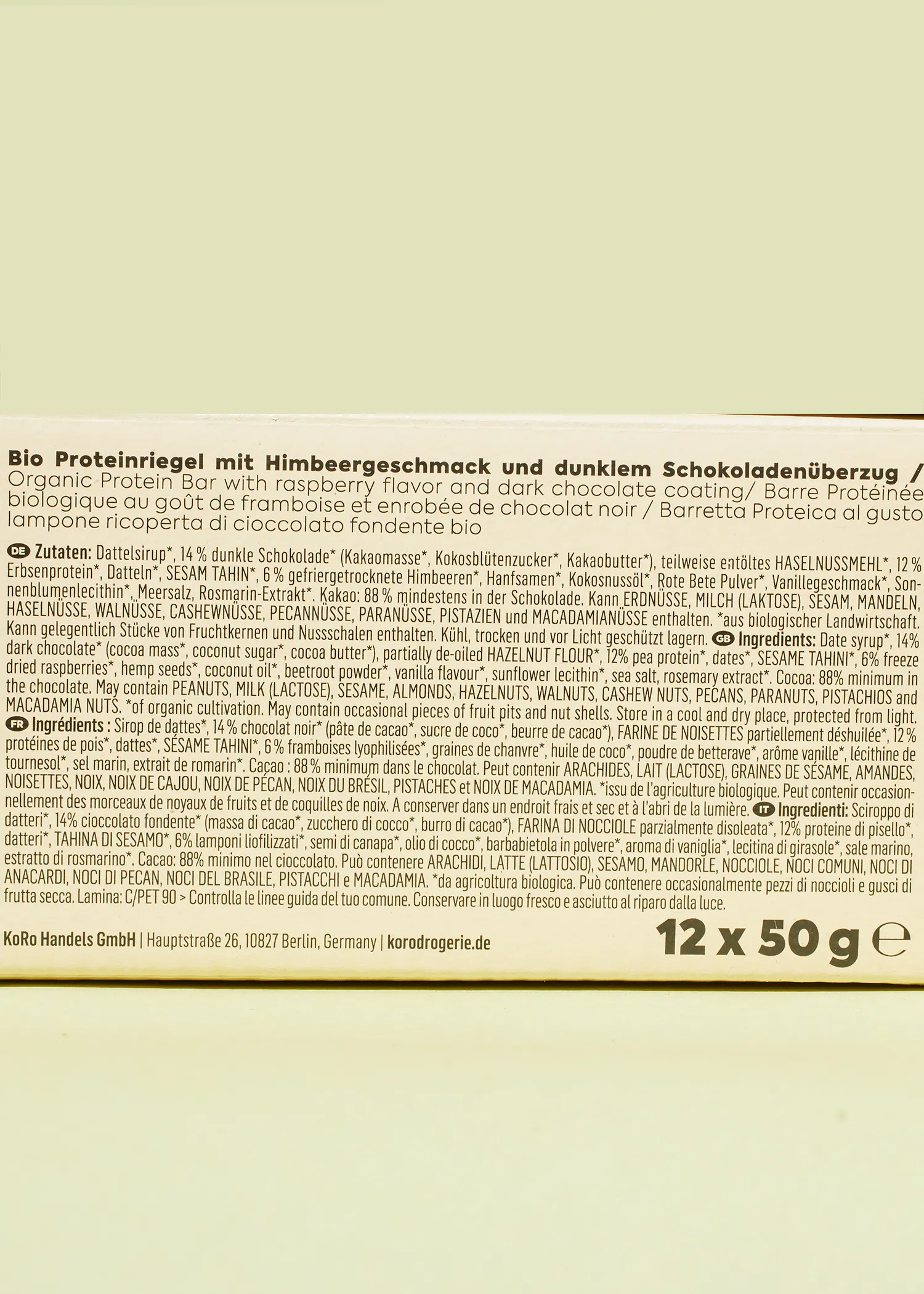 die rückseite einer packung bio proteinriegel mit himbeeregeschmack und dunklem schokoladenüberzug