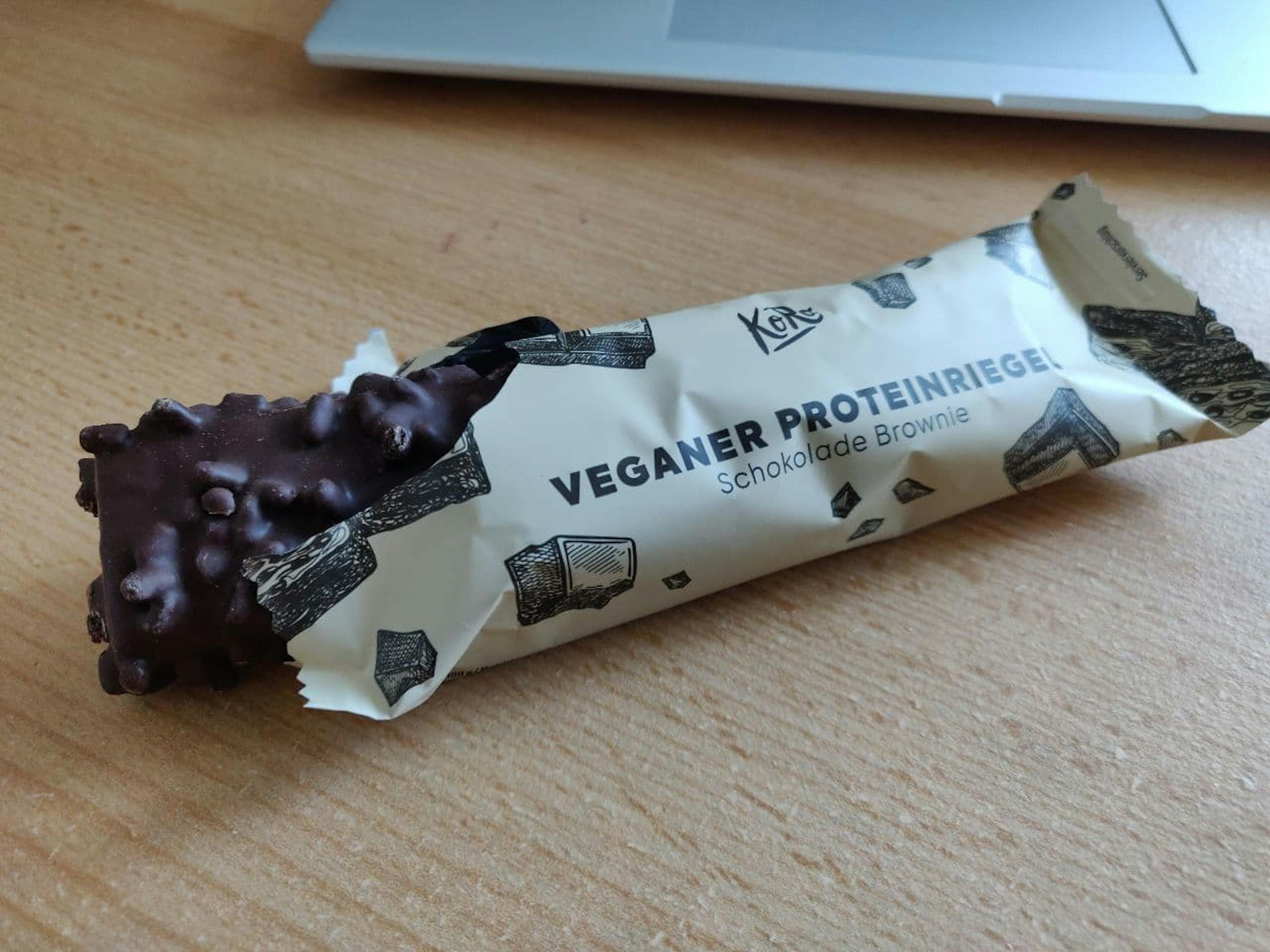 a bar that says veganer proteinriegel on it