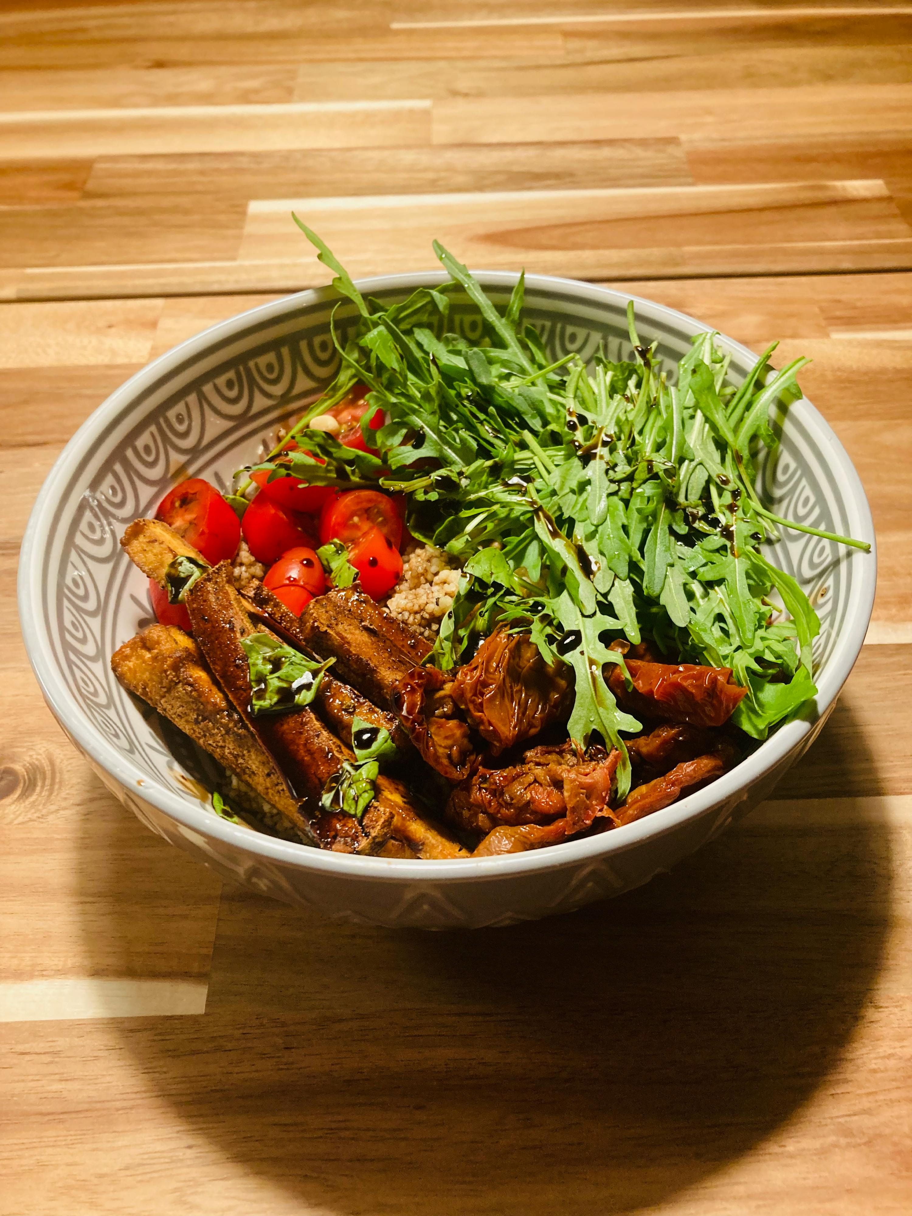 eine Nahaufnahme einer Schüssel mit Essen auf einem Tisch