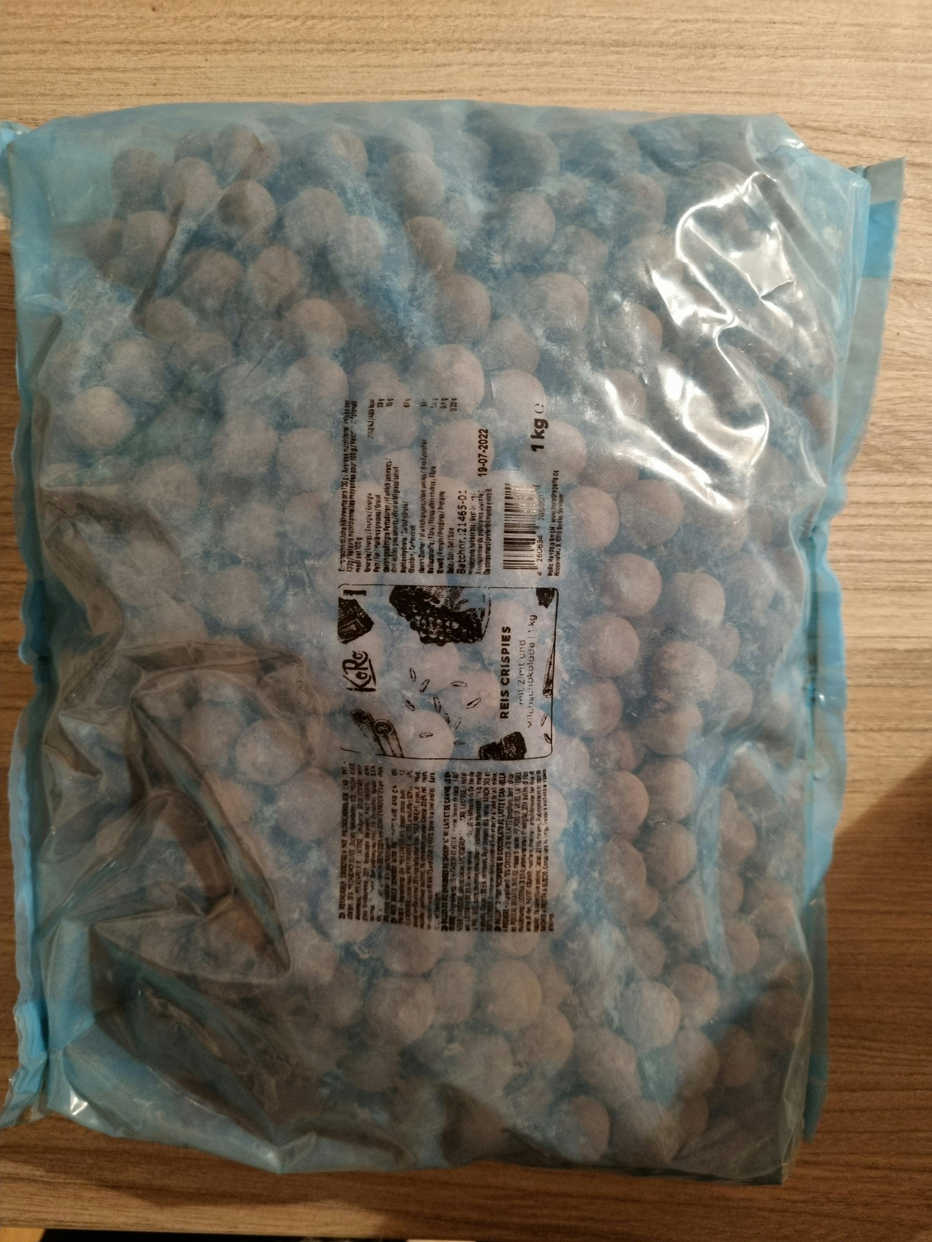 ein blauer Plastikbeutel mit einem Etikett auf der Rückseite