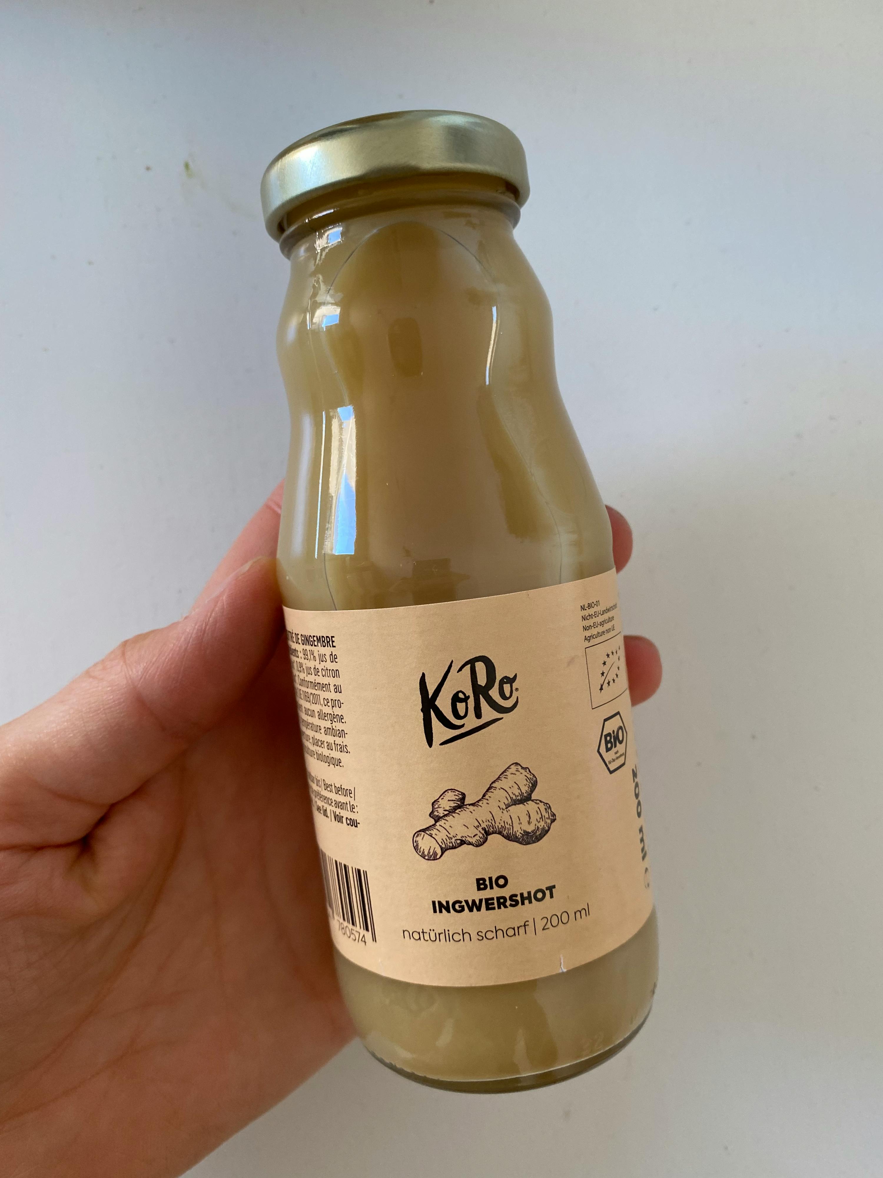 una persona tiene in mano una bottiglia di bio ingwershot