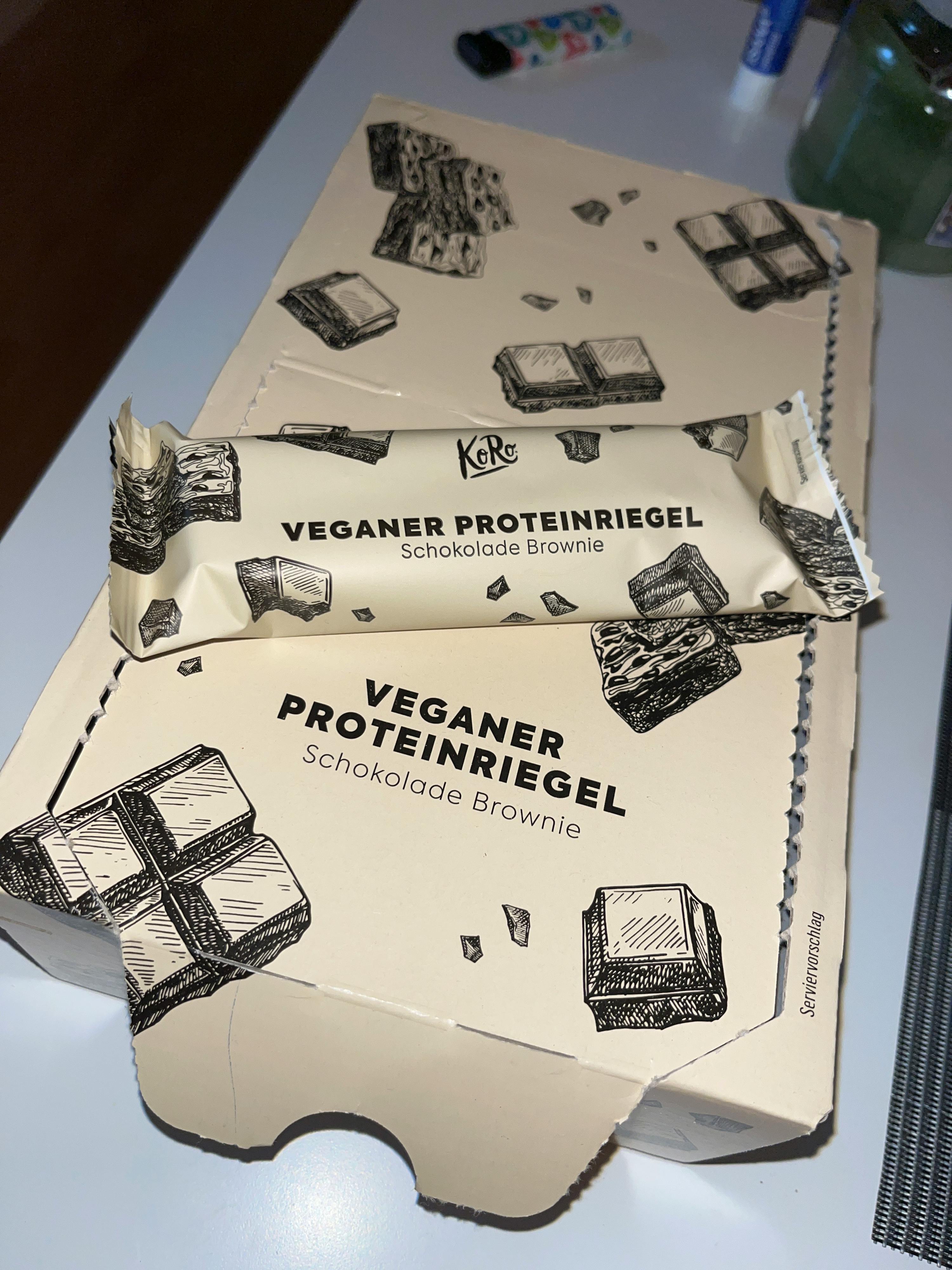 a box of veganer proteinriegel chocolate brownies