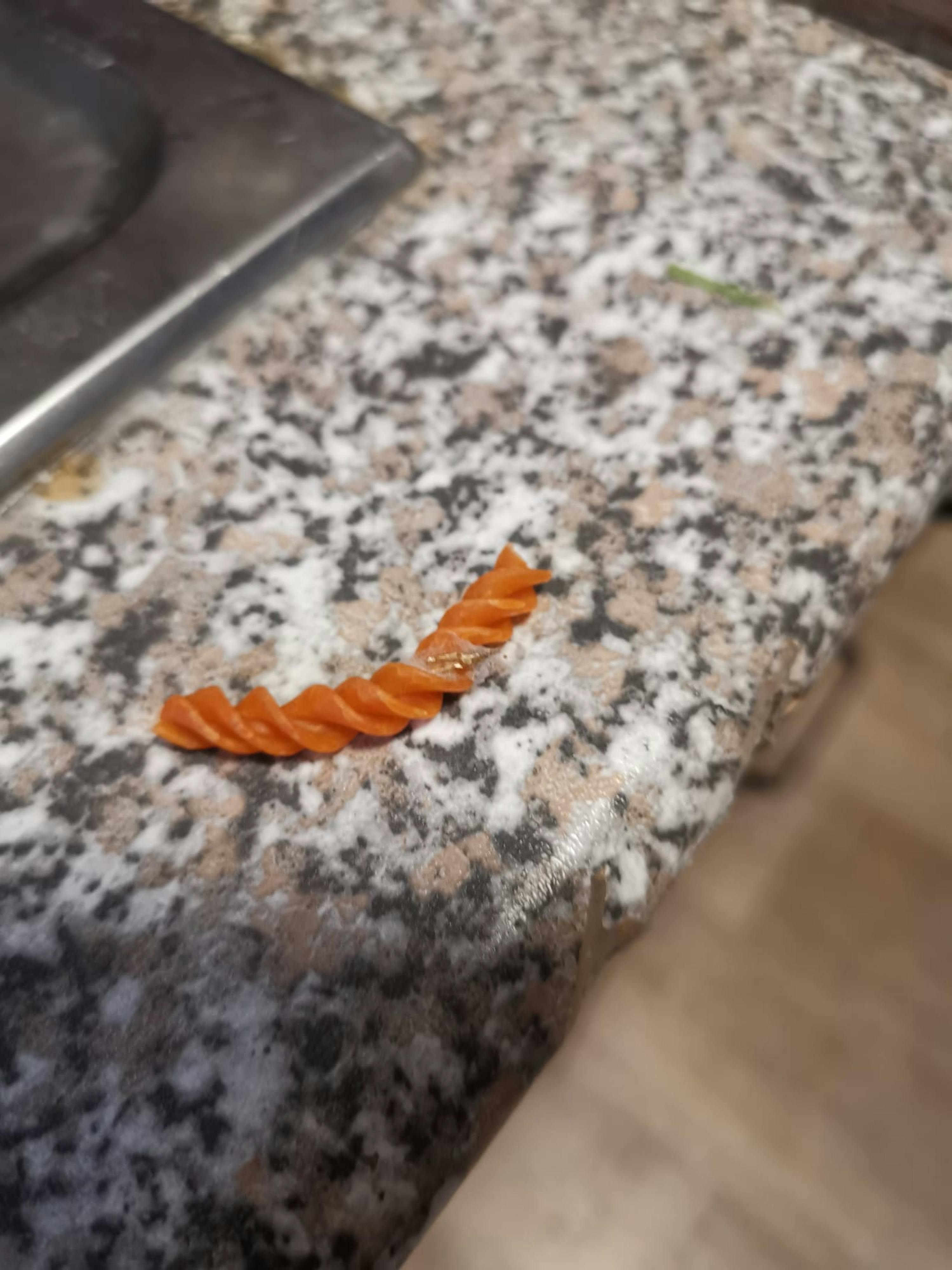 un morceau de pâtes est posé sur une surface en marbre