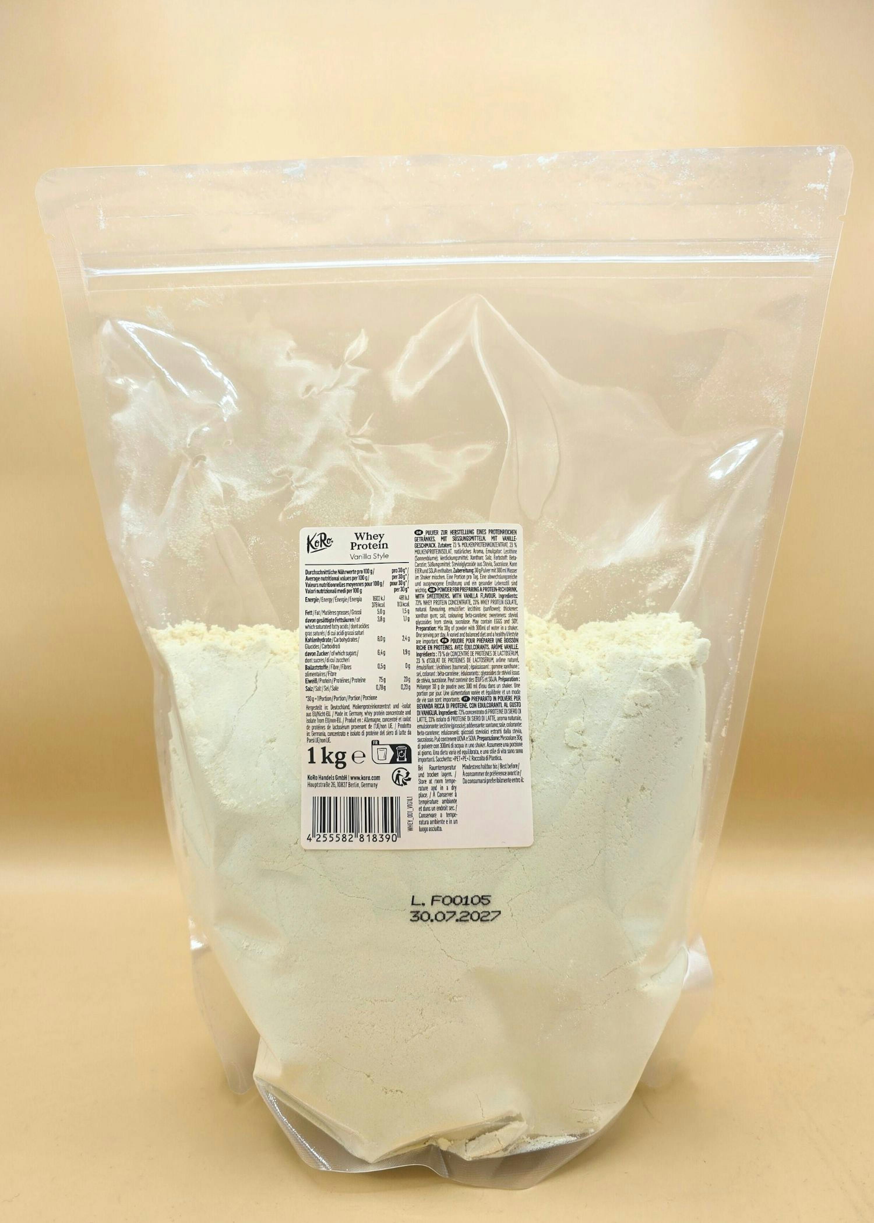 una busta trasparente di proteine del siero di latte koro gusto vaniglia da 1 kg con etichette nutrizionali e data di scadenza.