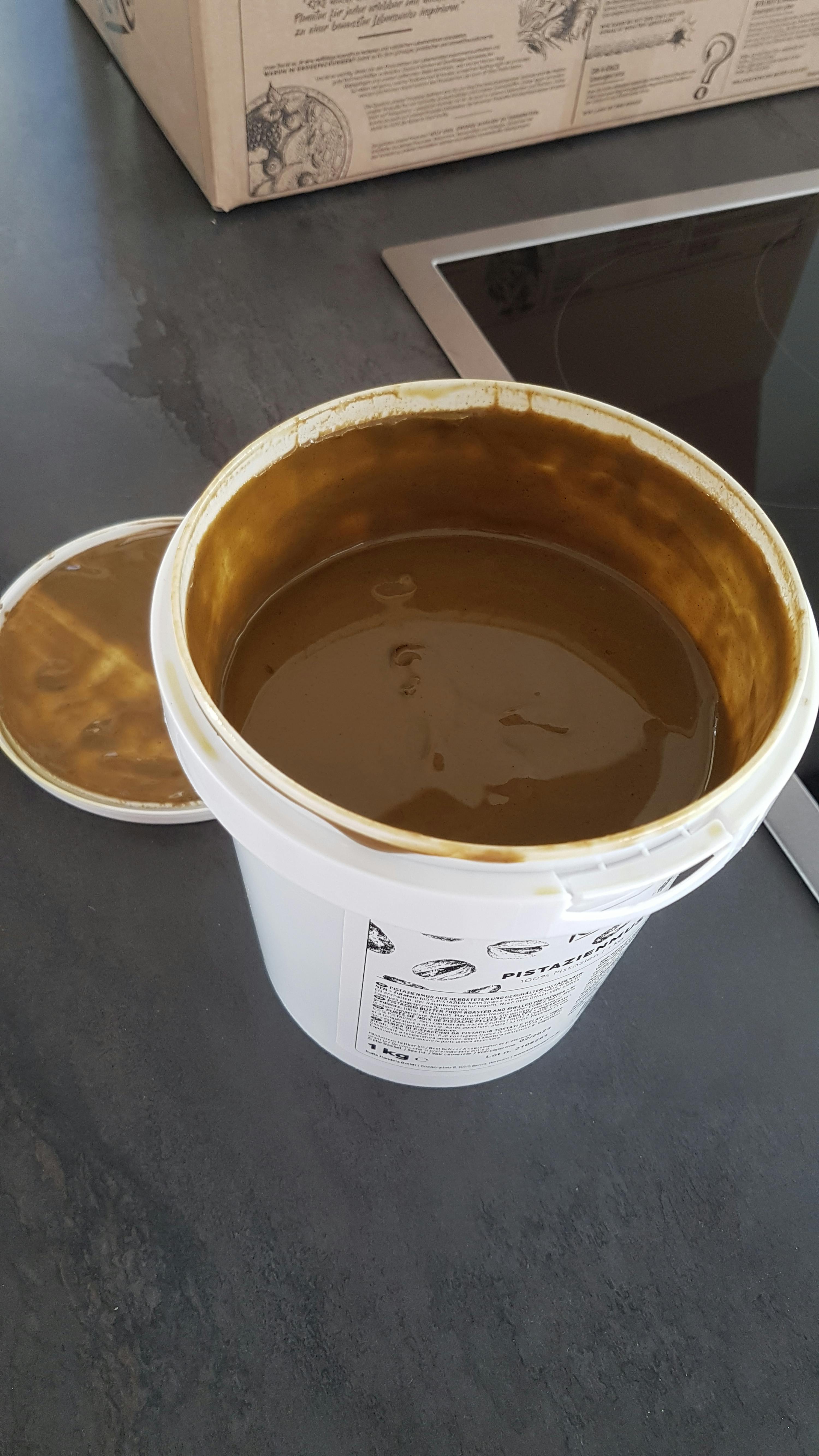 un seau blanc rempli d' un liquide jaune