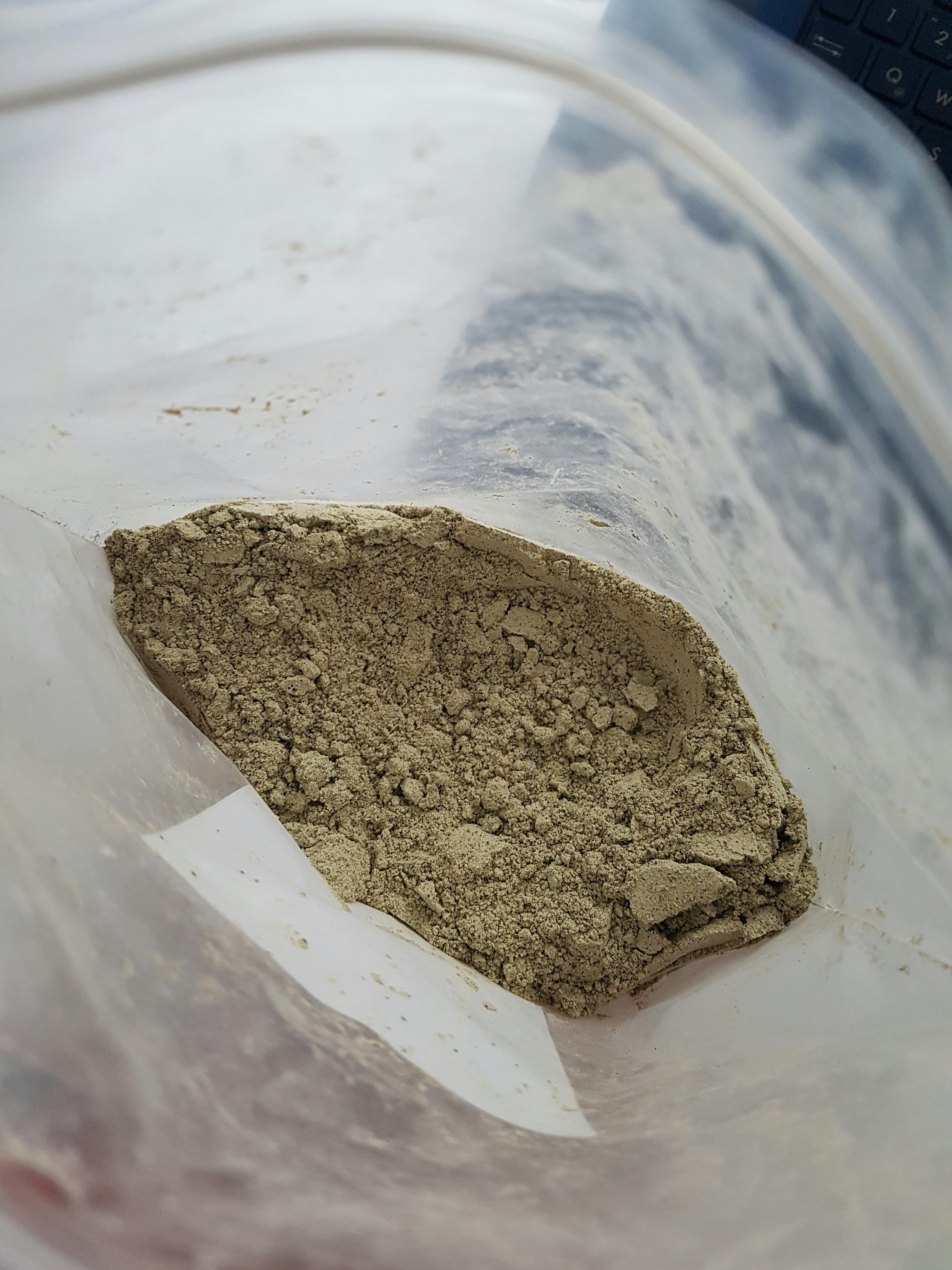 una piccola porzione di polvere è in un sacchetto di plastica