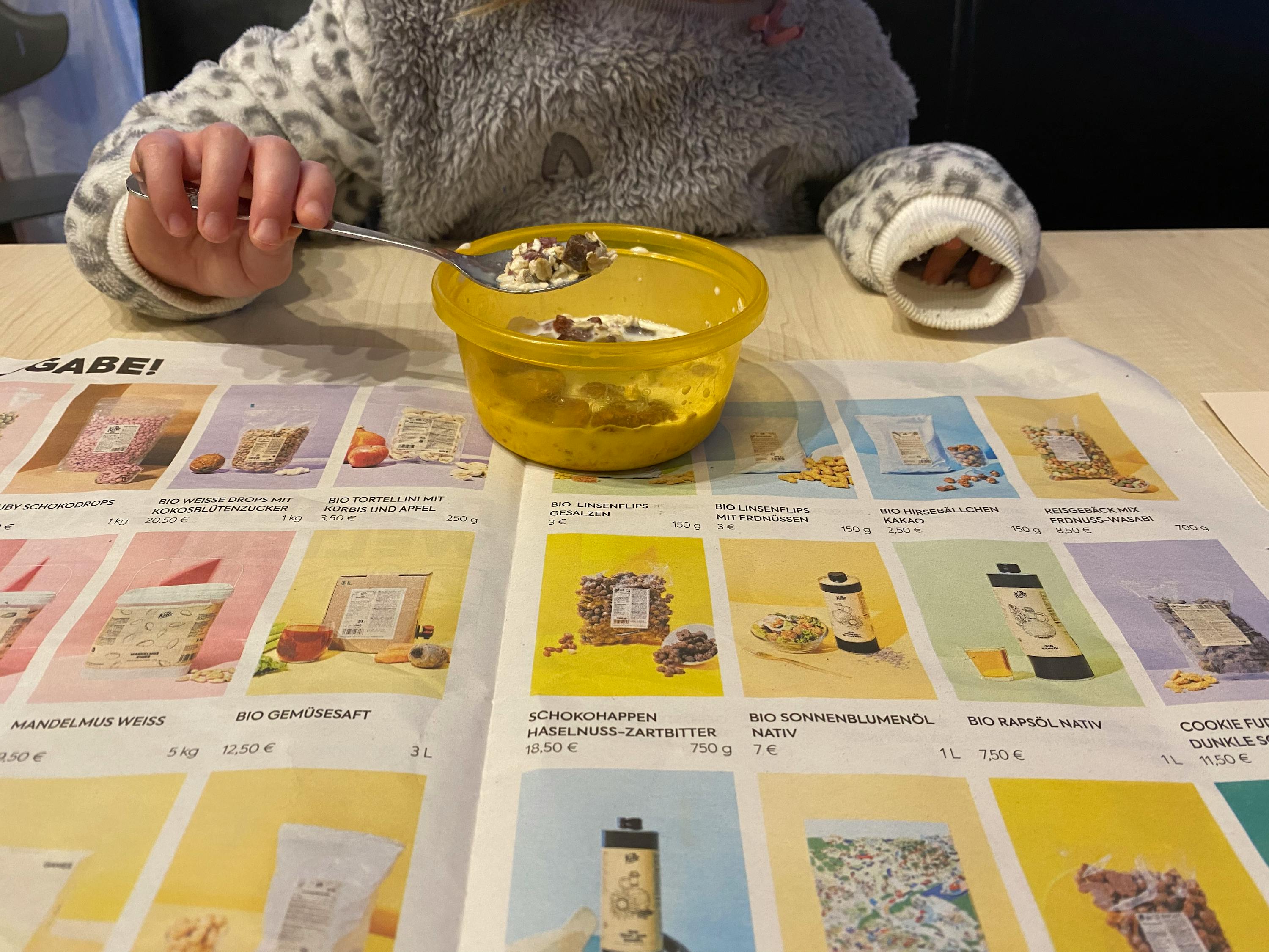 une personne mange un bol de céréales avec une cuillère