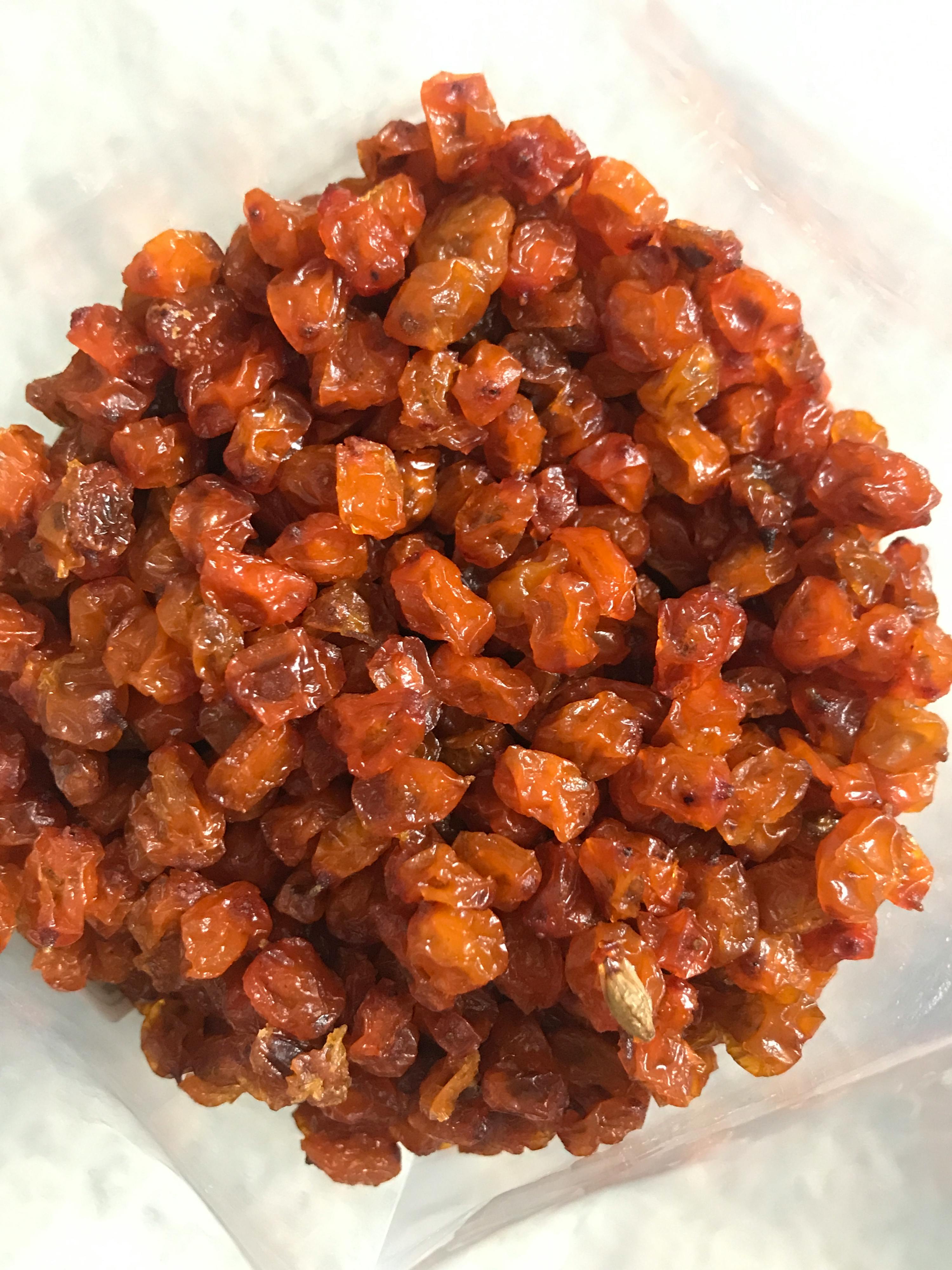 eine Nahaufnahme von einem Haufen getrockneter Früchte