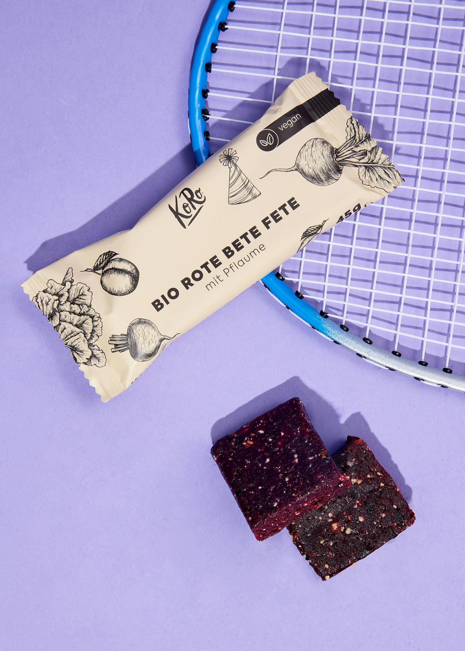 una barretta bio rote bete fete si trova accanto a una racchetta da tennis