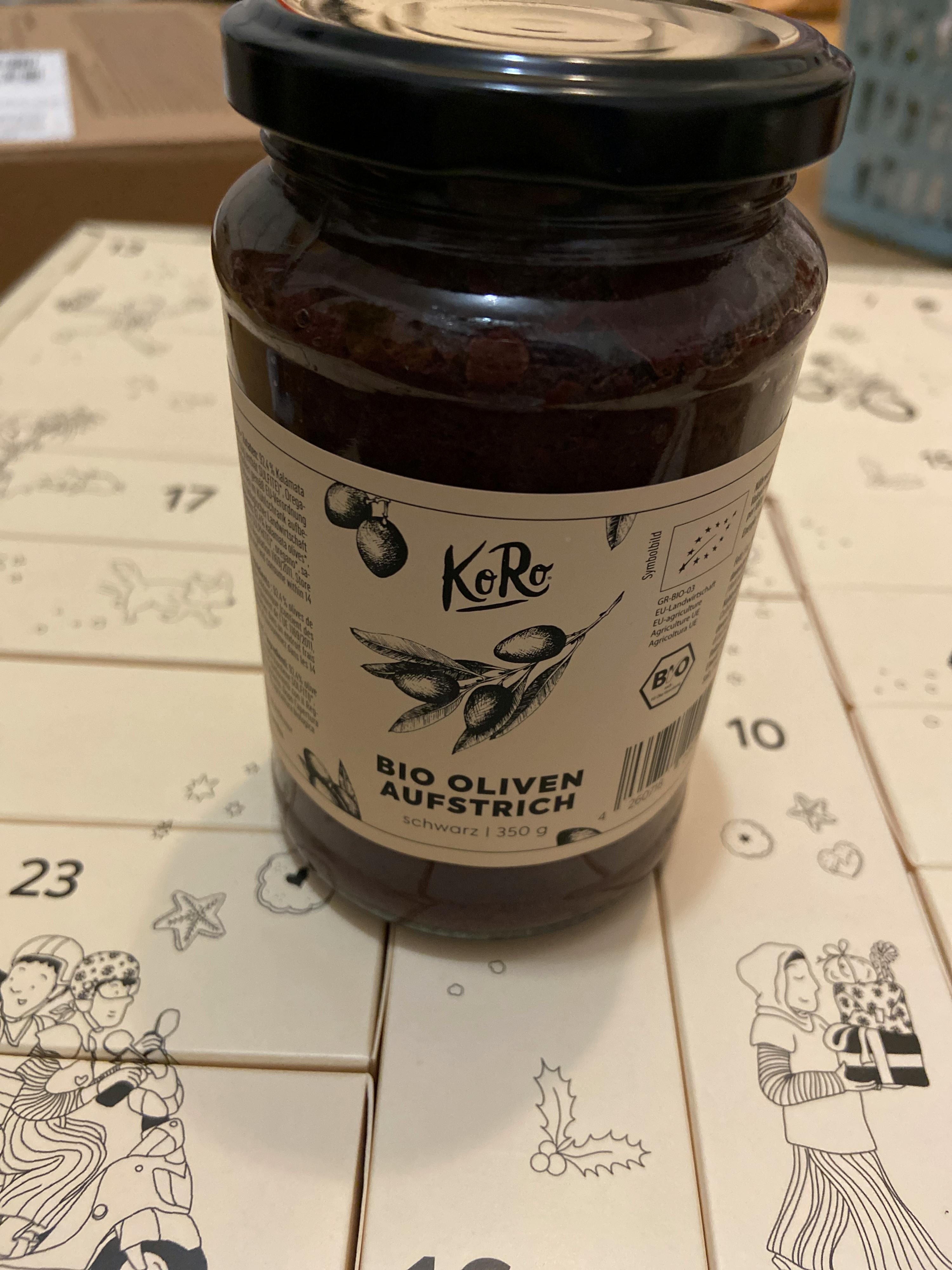 ein Glas mit der Aufschrift bio oliven aufstrich