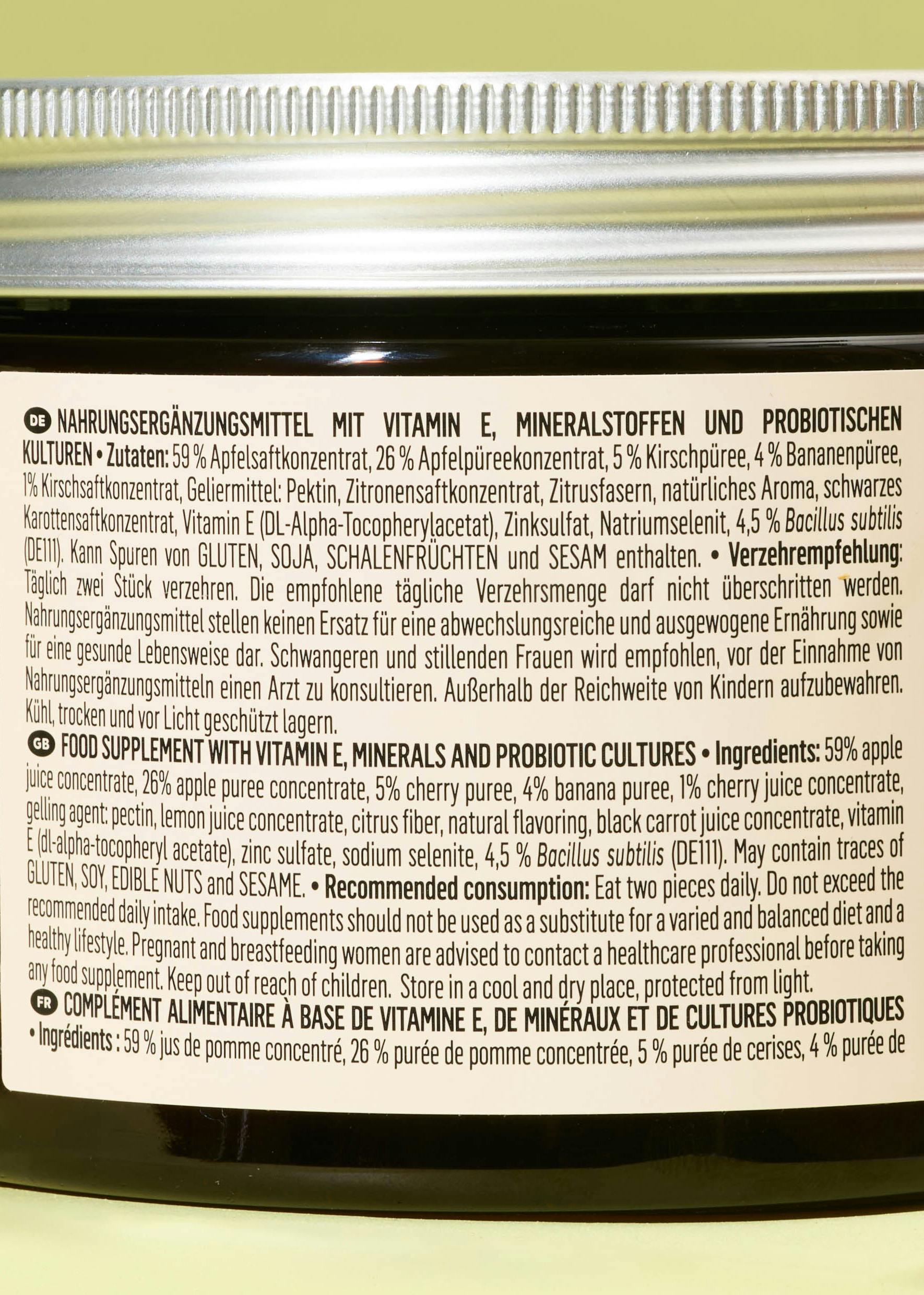 l' etichetta di una bottiglia di integratore alimentare con vitamina e minerali e culture probiotiche