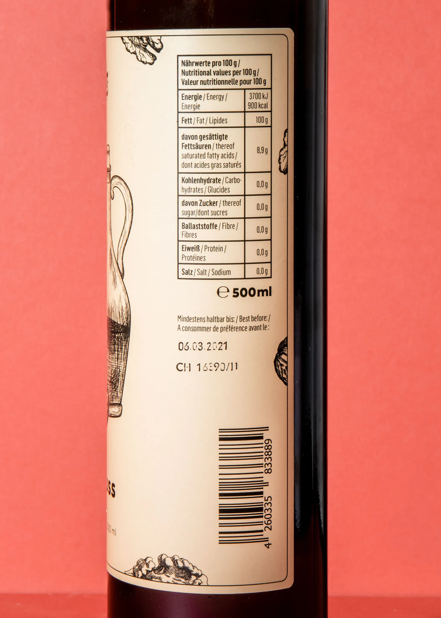 die Rückseite einer 500ml-Flasche zeigt die Nährwerte