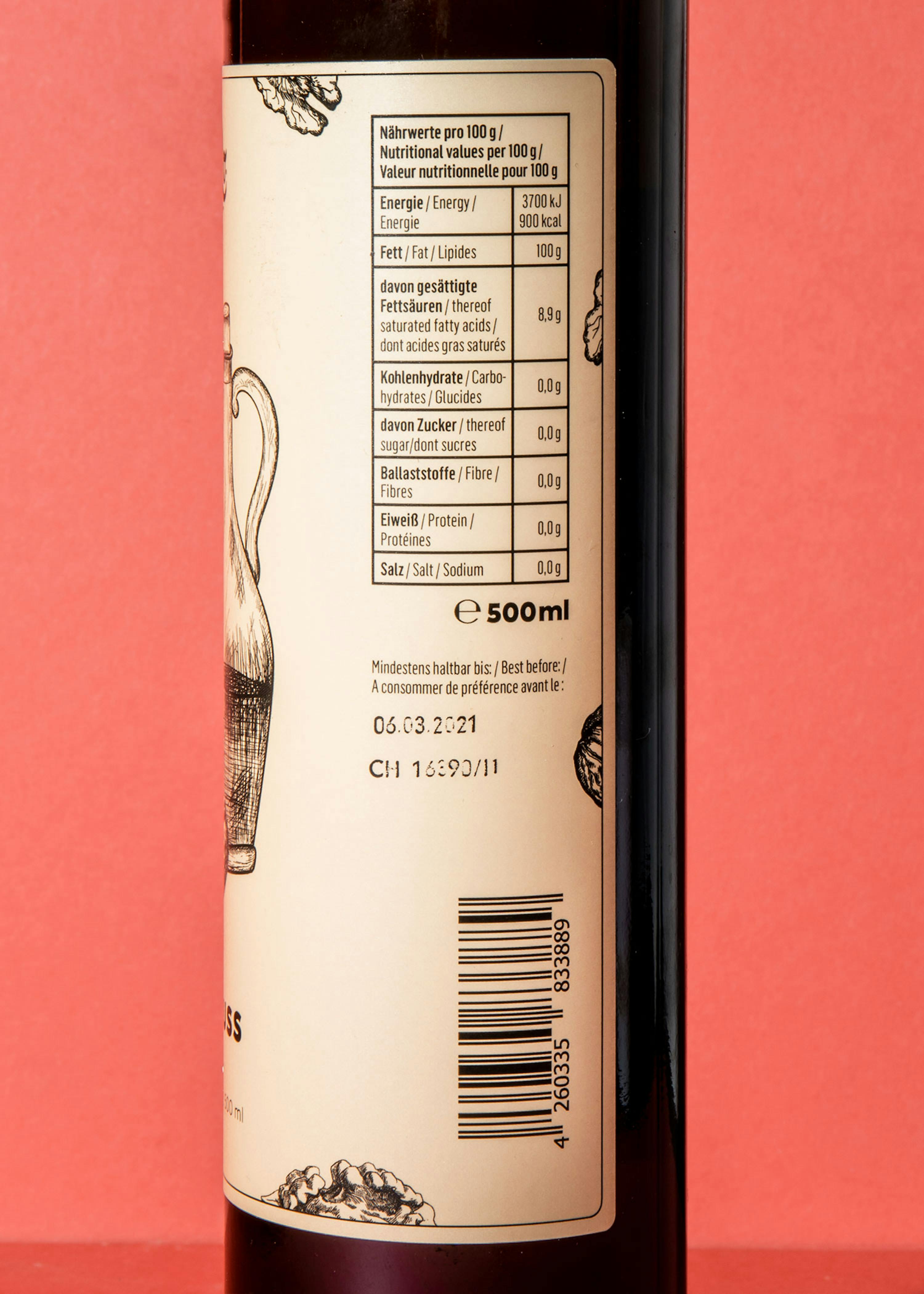 l' etichetta di una bottiglia di olio è in lingua tedesca