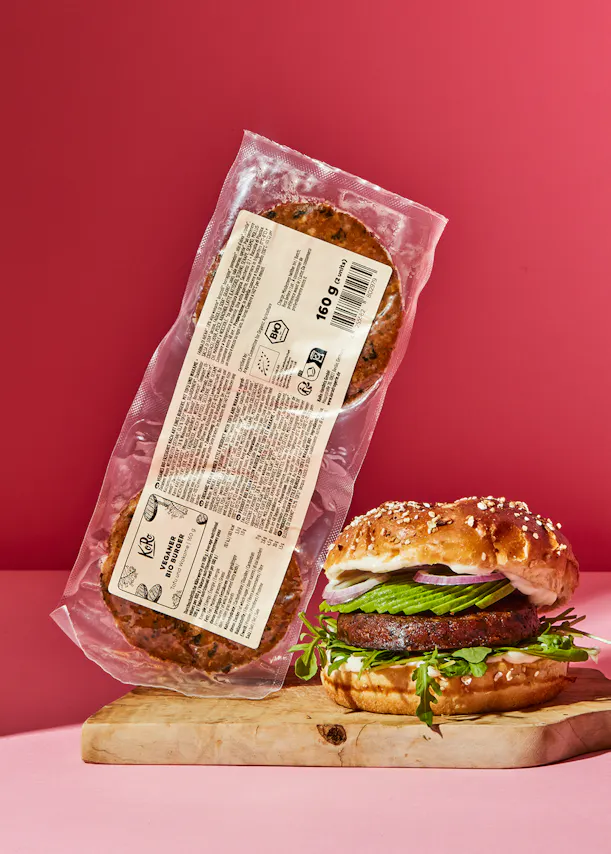 ein verpackter hamburger steht neben einem verpackten hamburger