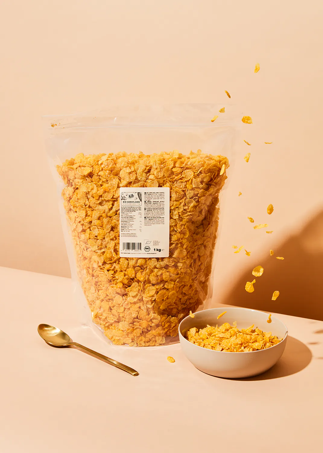 un sac de corn flakes est assis à côté d' un bol de corn flakes