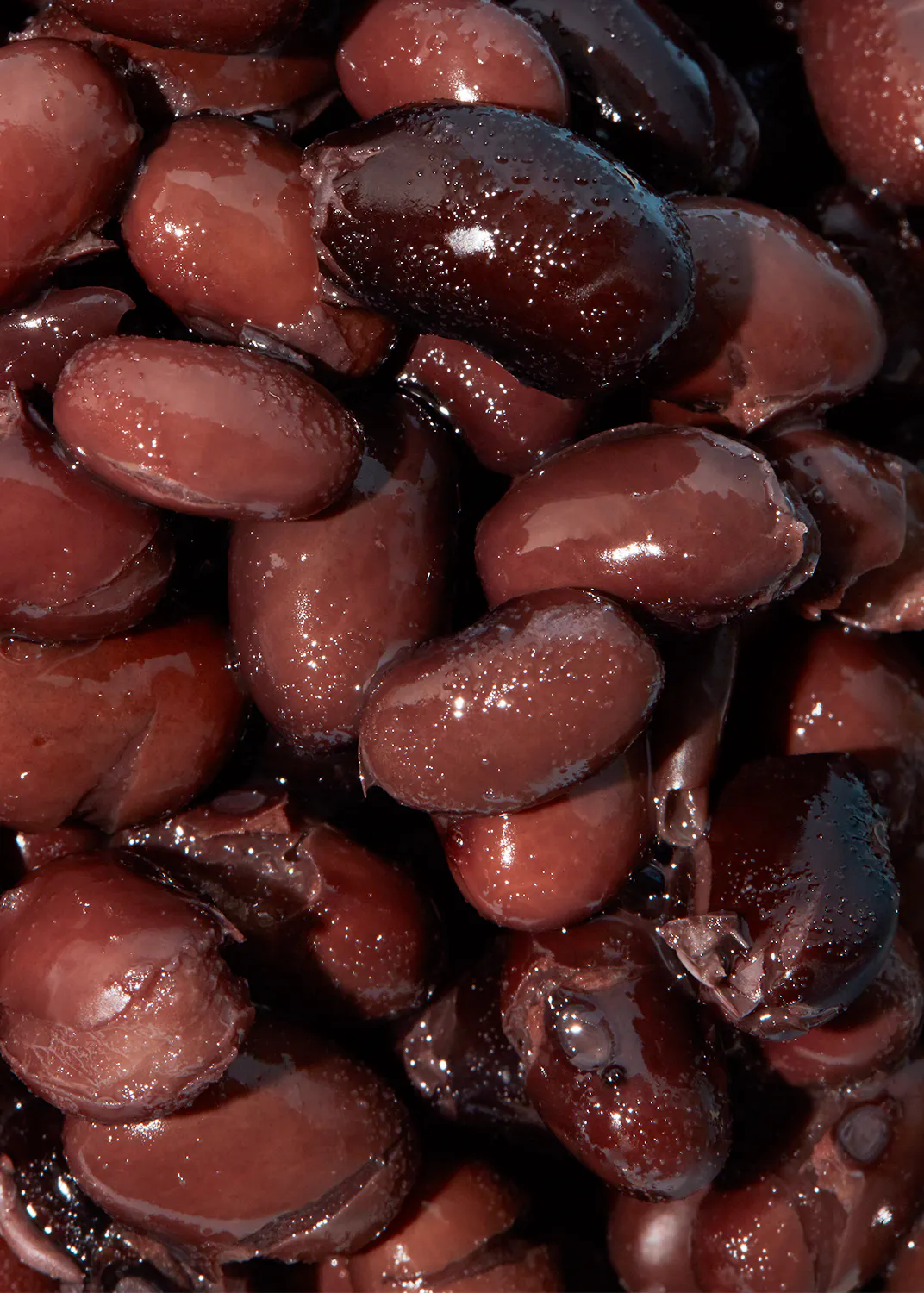 un gros plan d' une pile de haricots noirs