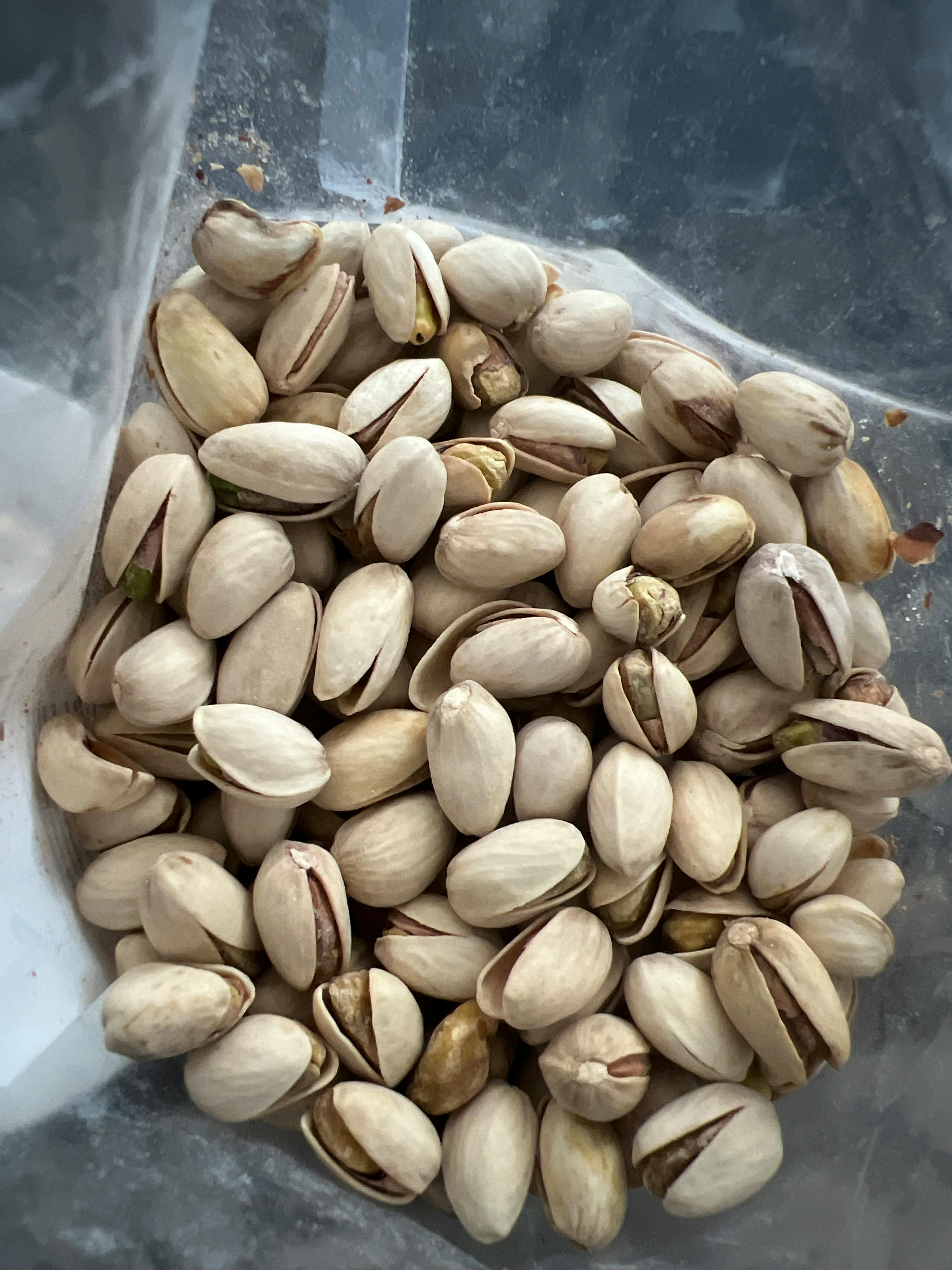 eine Plastiktüte mit pistazien in ihren Schalen