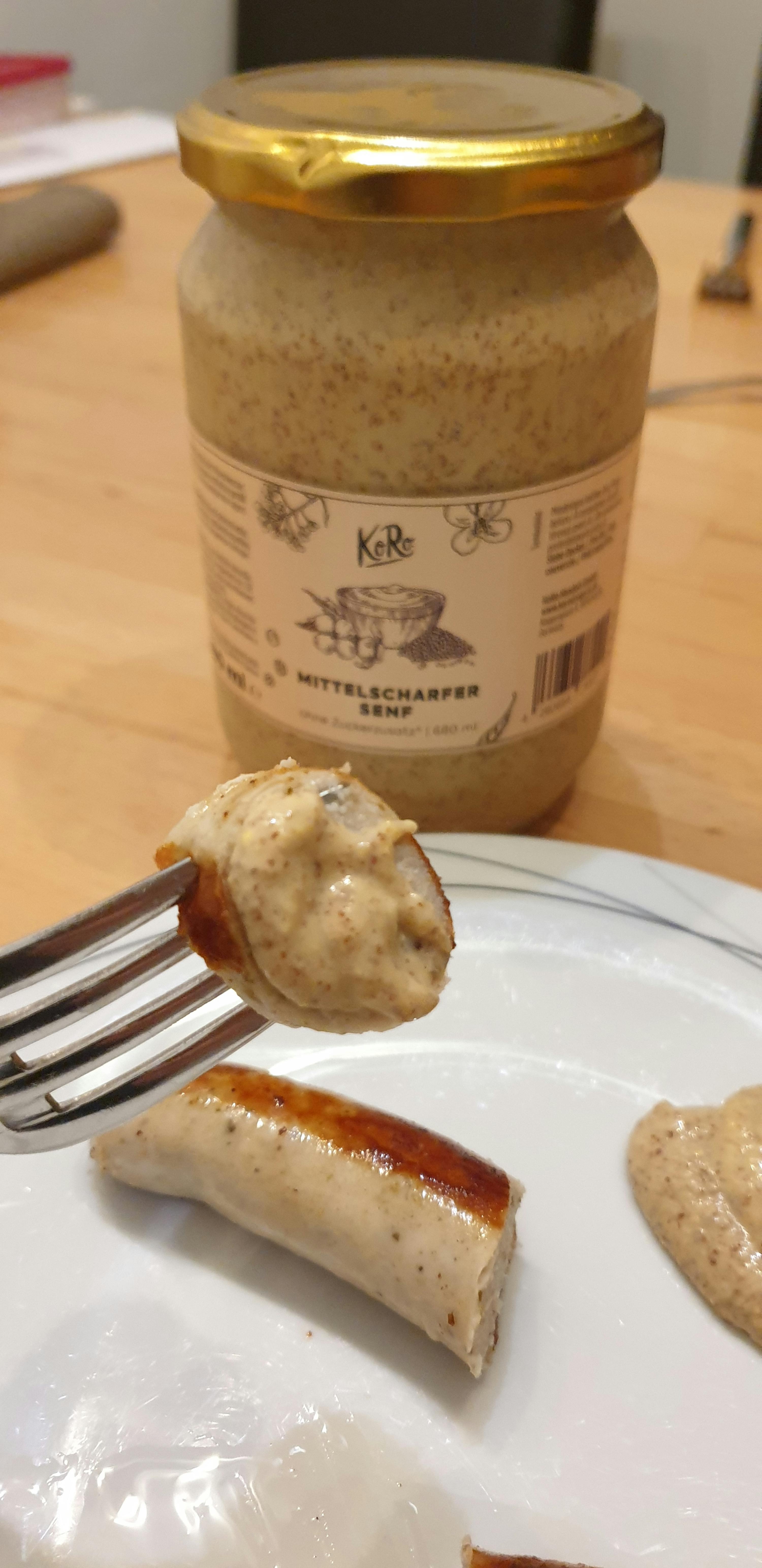 un gros plan d' une assiette de nourriture avec un bocal de ketchup à côté