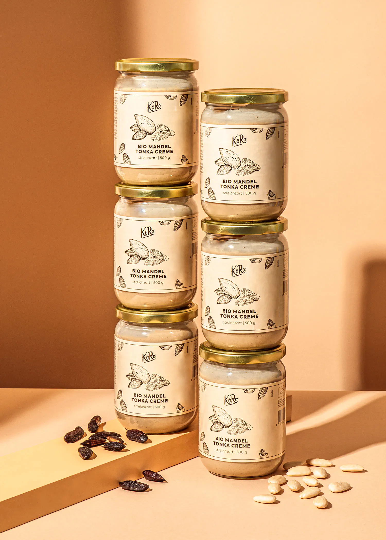 sechs Gläser bio mandel tonka creme stapeln sich aufeinander