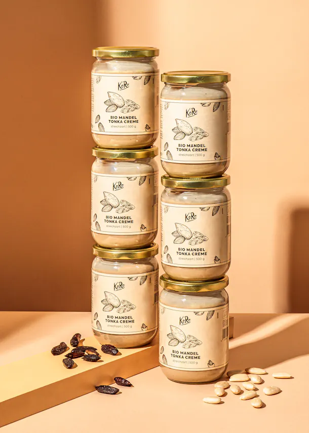 sechs Gläser bio mandel tonka creme stapeln sich aufeinander