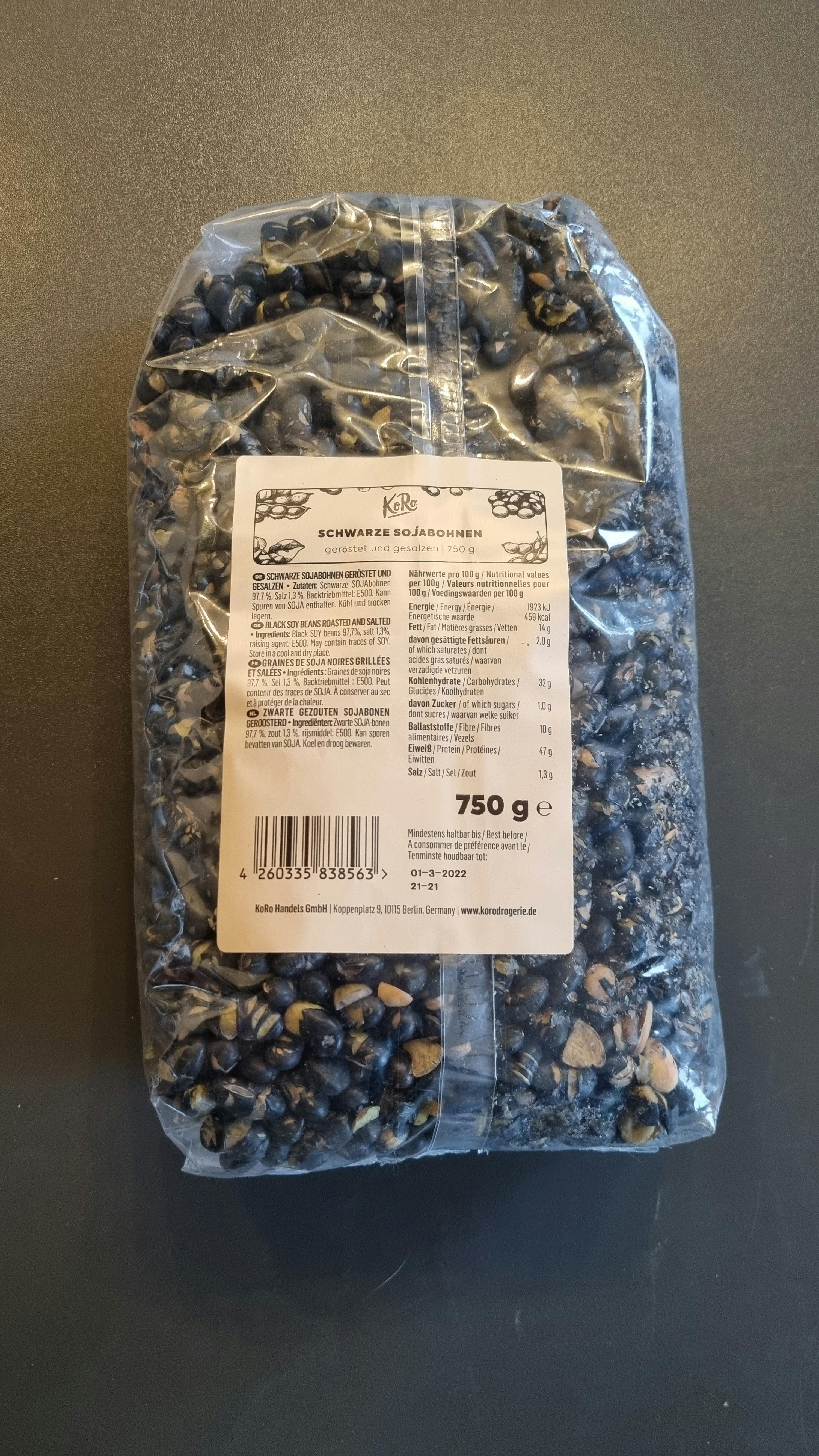 ein Plastikbeutel mit schwarzen Bohnen steht auf einem Tisch