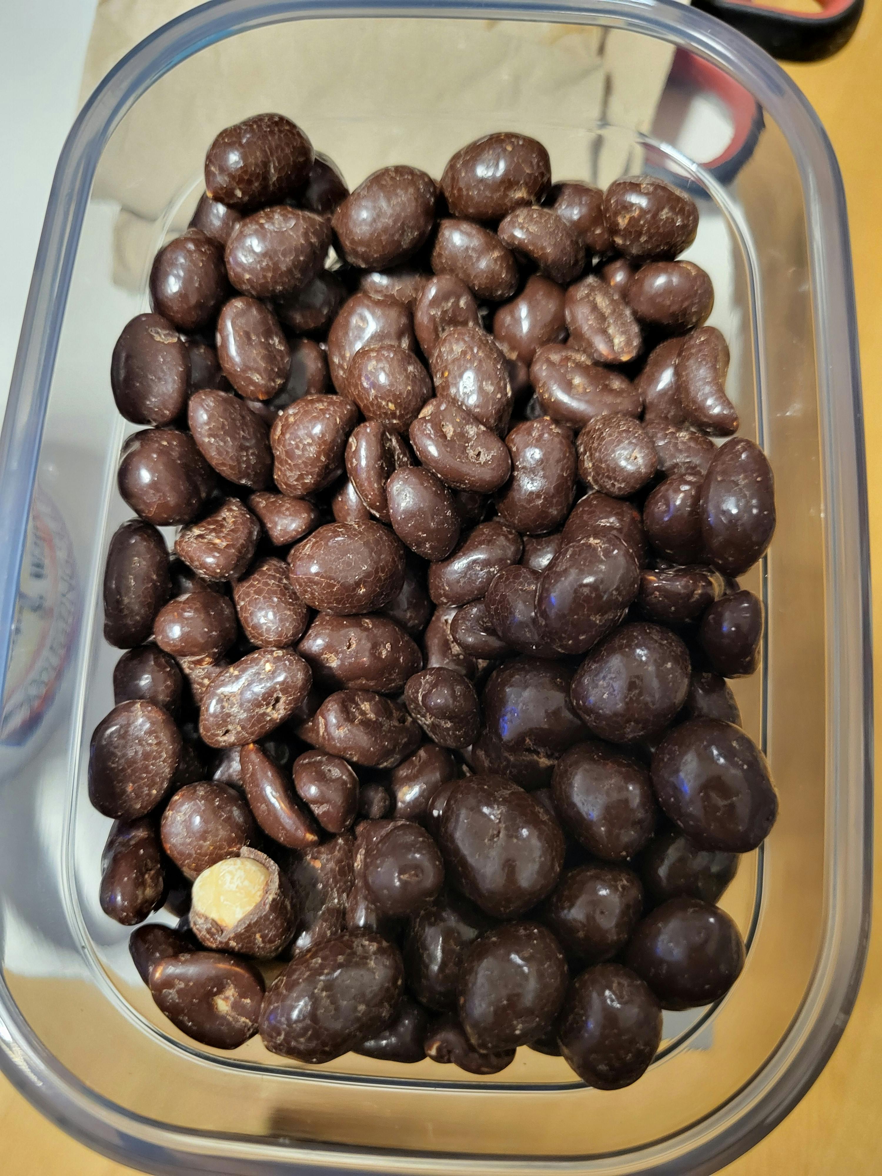 eine Schüssel mit Schokoladenbeeren und Erdnüssen