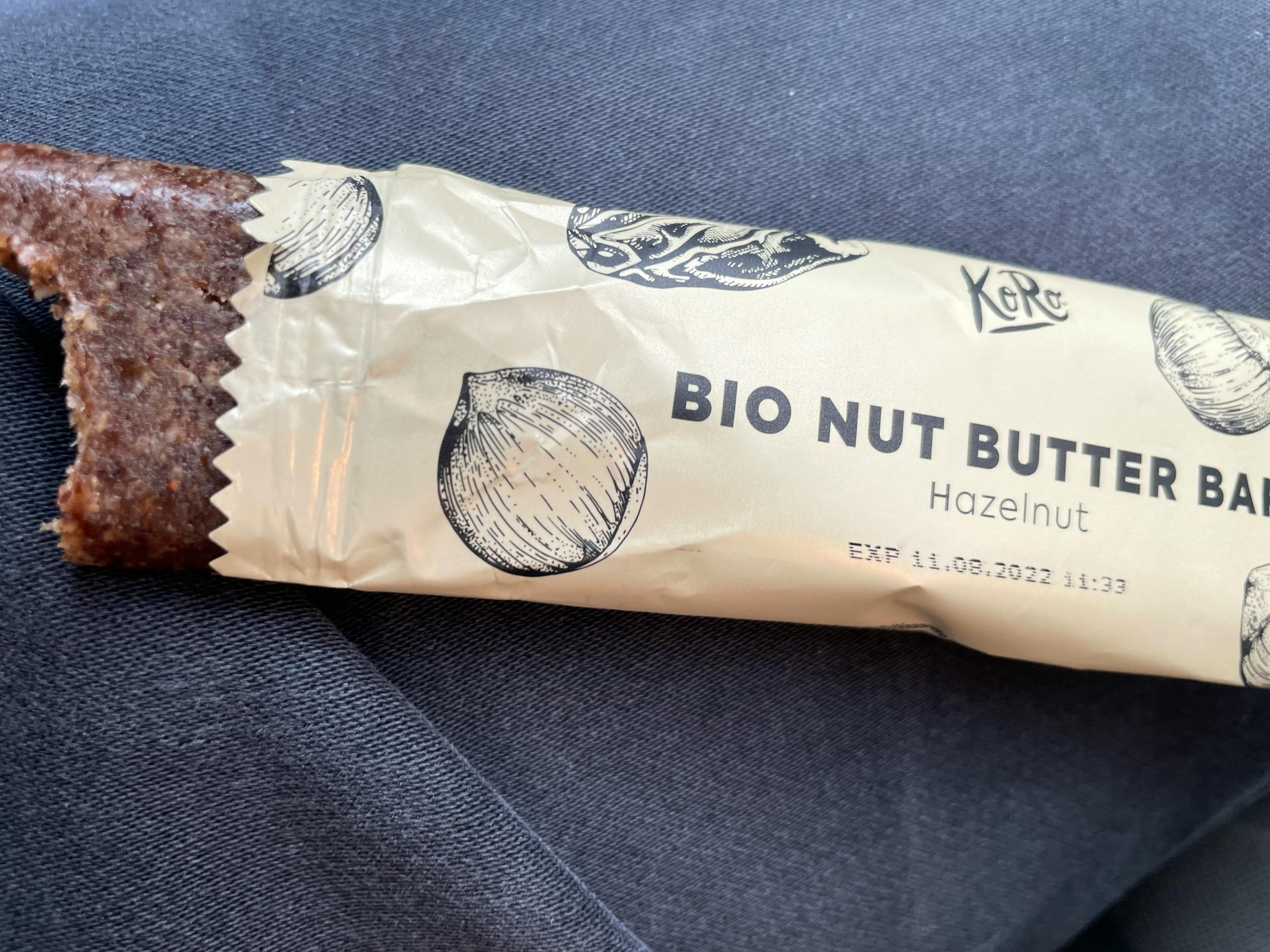 ein bio Nussbutter-Bar mit einem Stück genommen