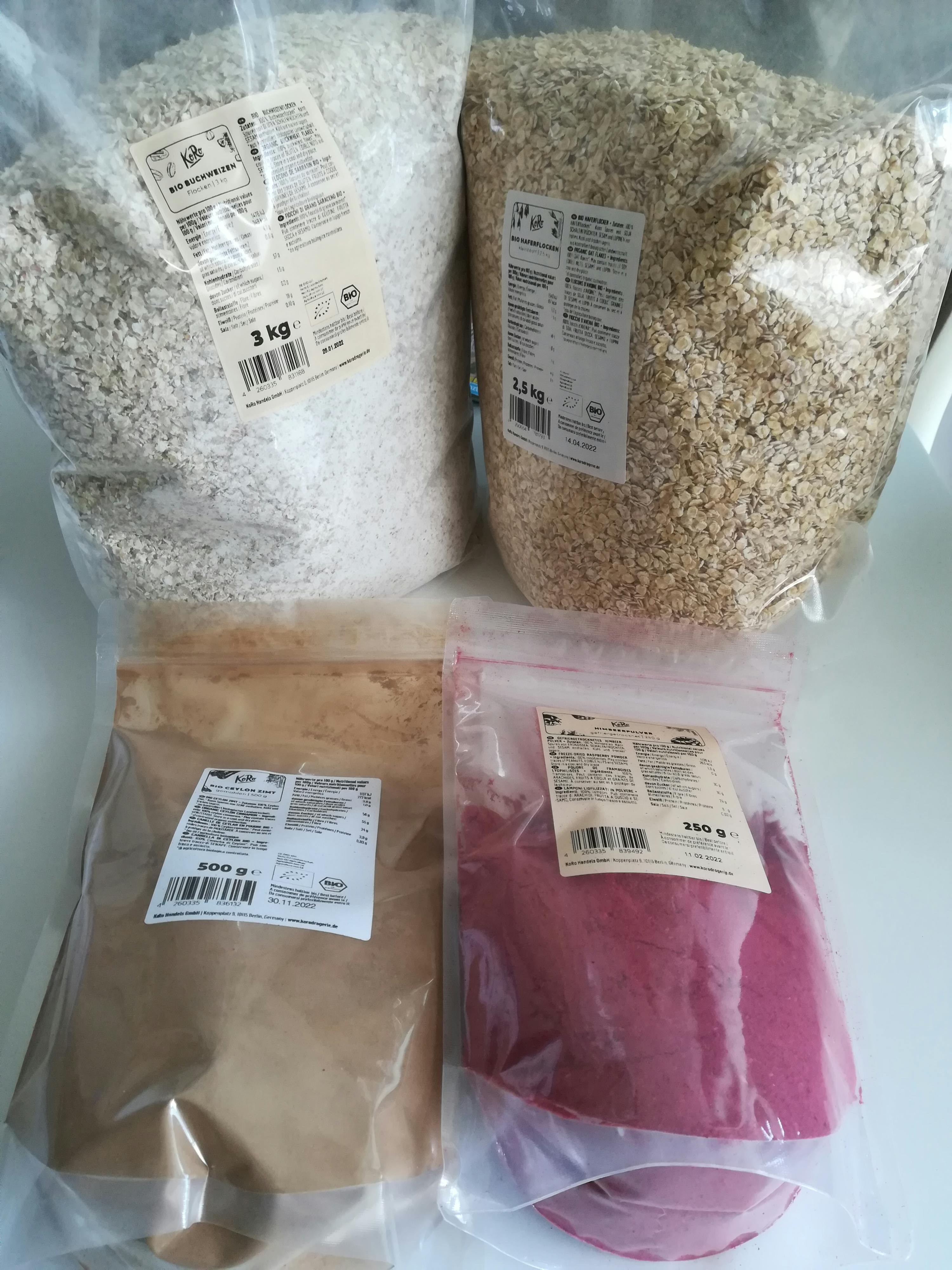 un sacchetto di farina di avena è accanto a un sacchetto di farina di riso