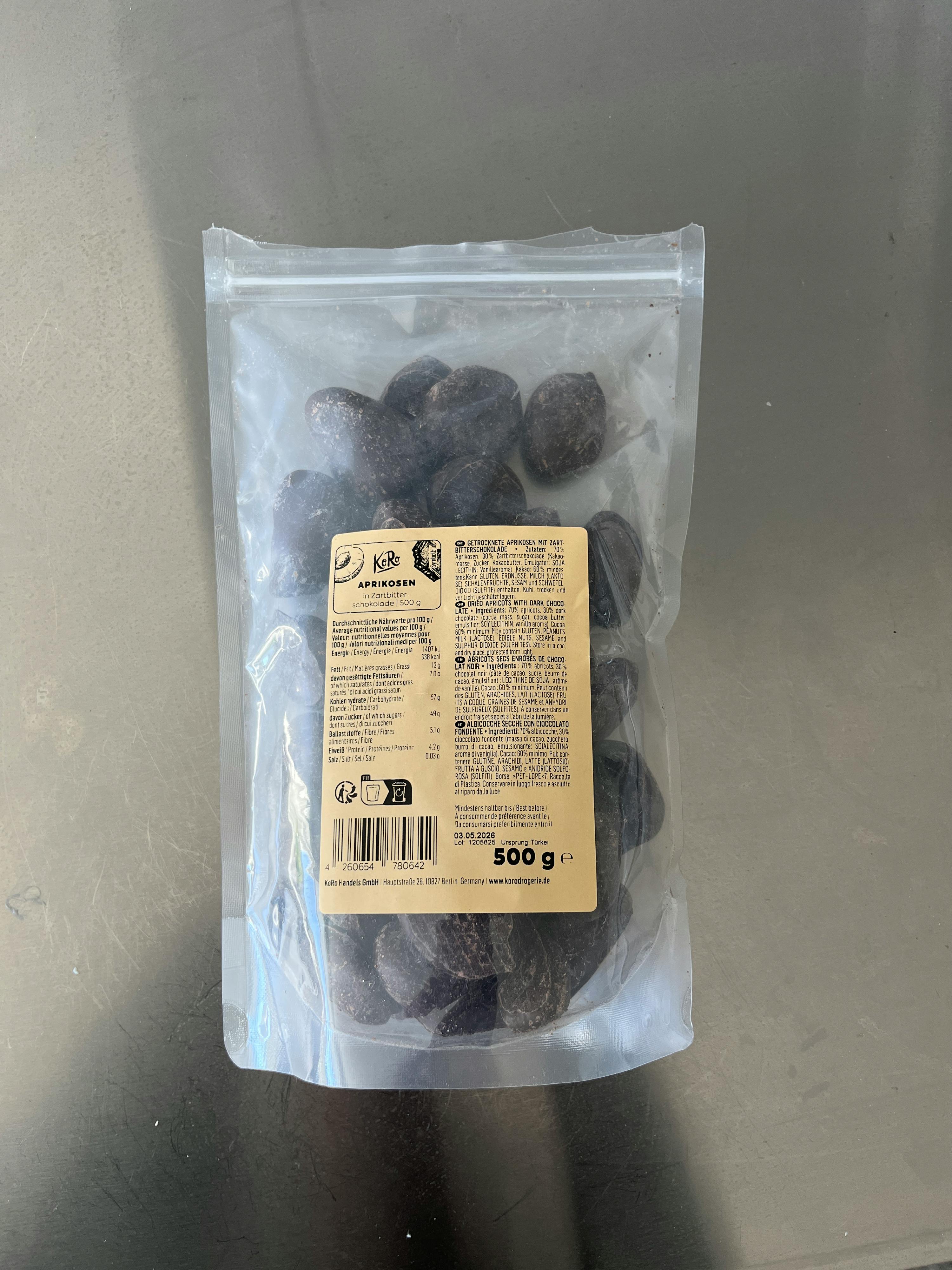 eine Plastiktüte mit 500g Schokoladenbonbons liegt auf einem Tisch